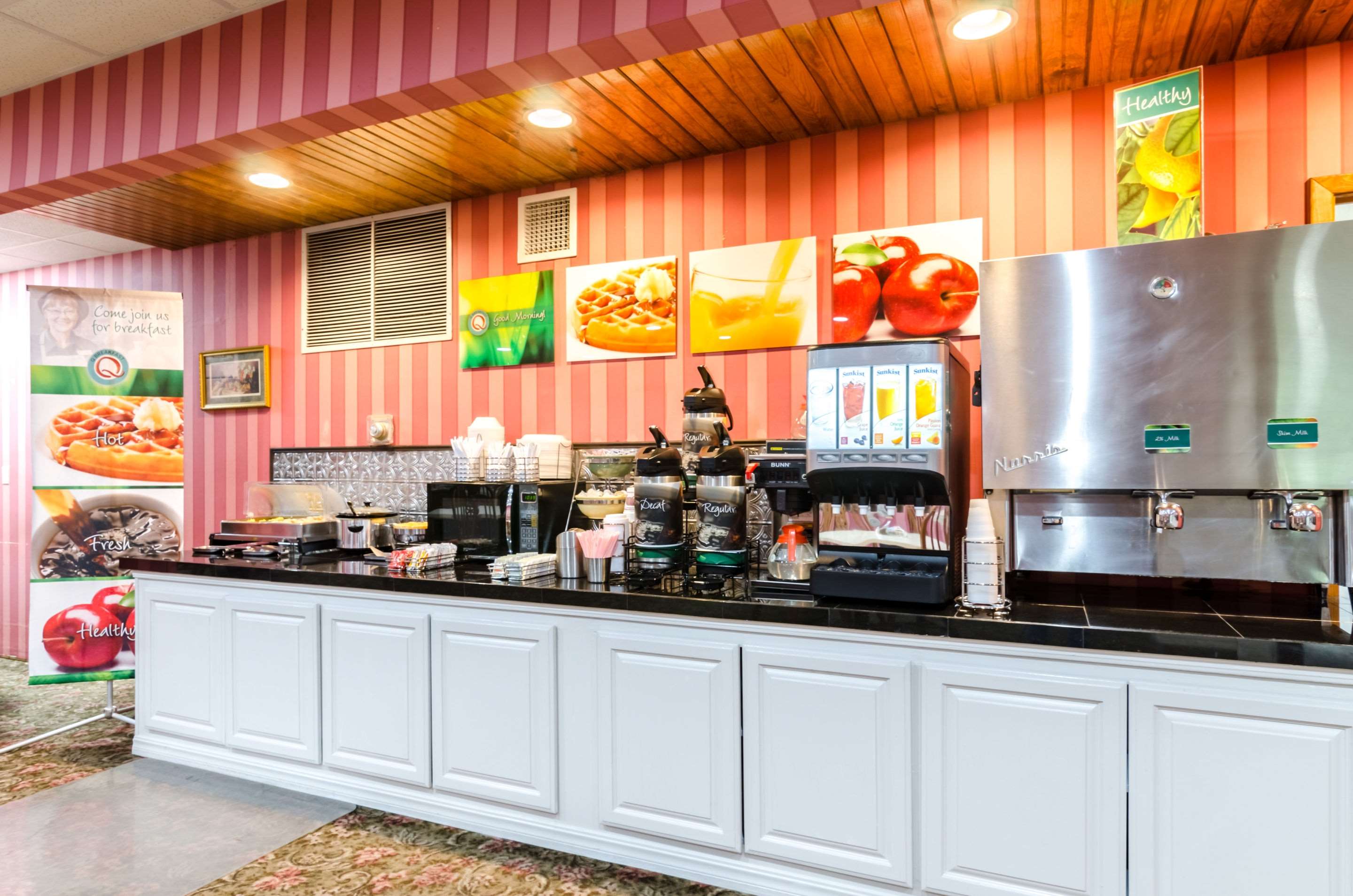 Breakfast area | Quality Inn Eureka Springs South
