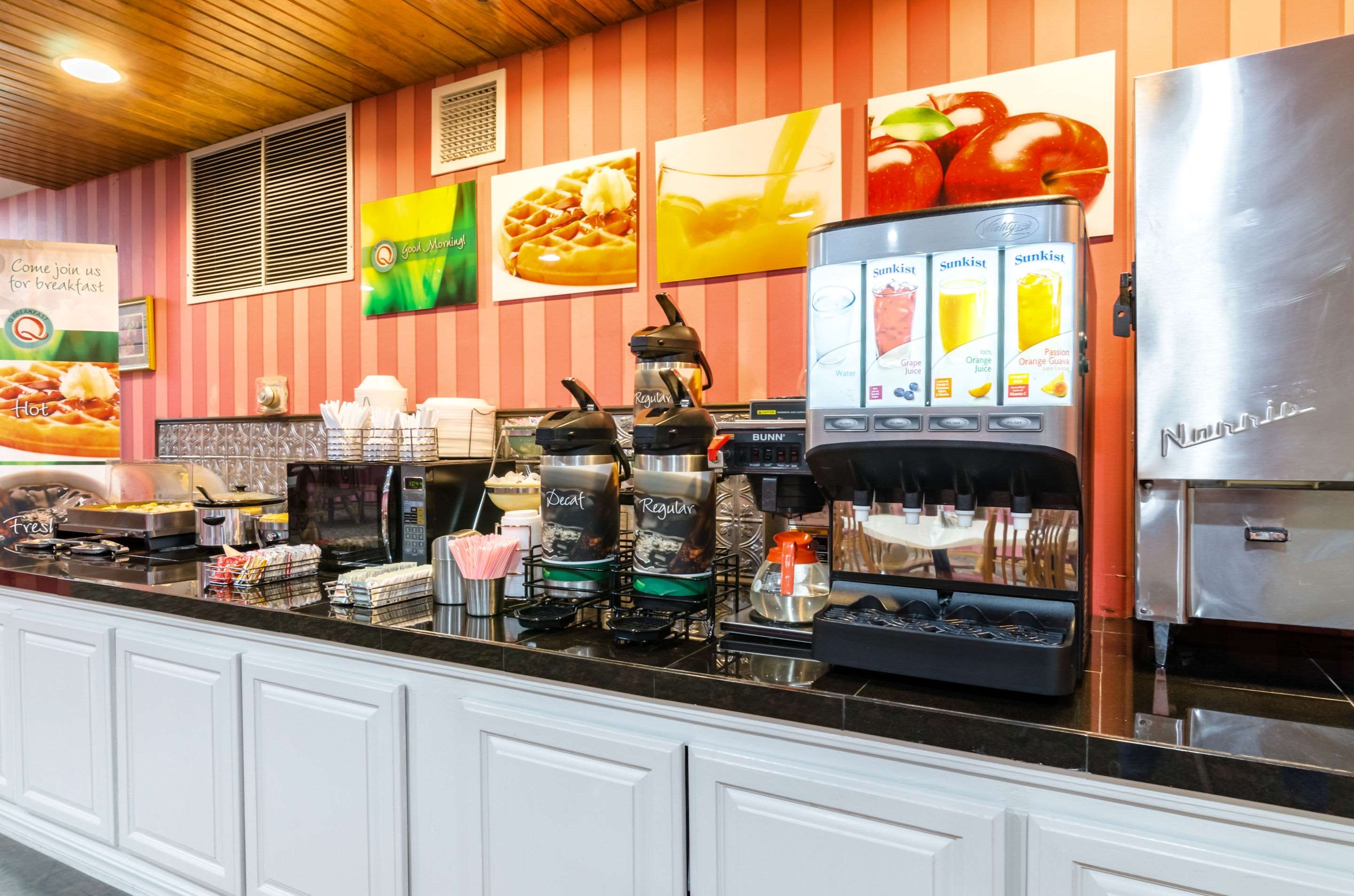 Breakfast area | Quality Inn Eureka Springs South