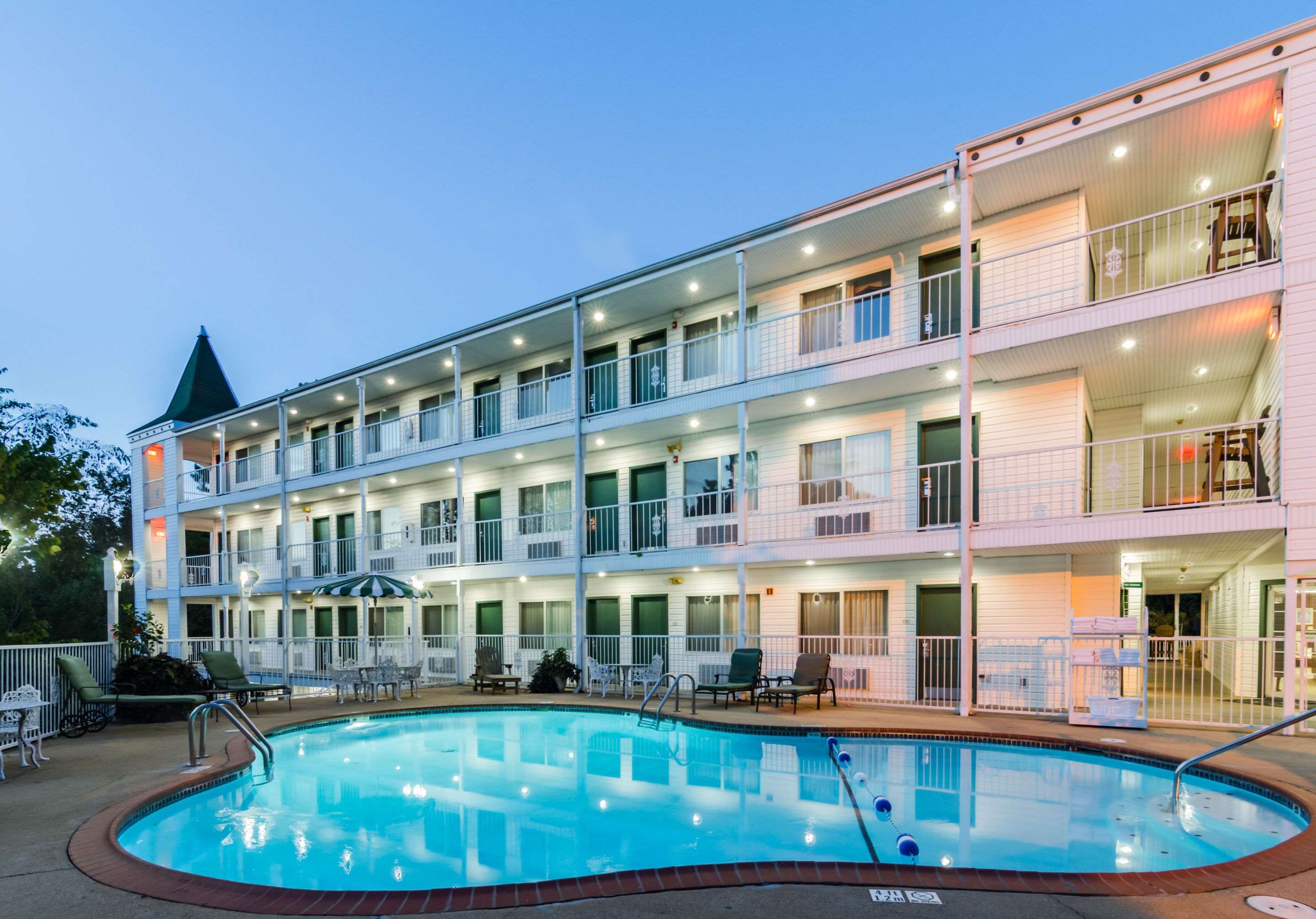 Outdoor pool | Quality Inn Eureka Springs South