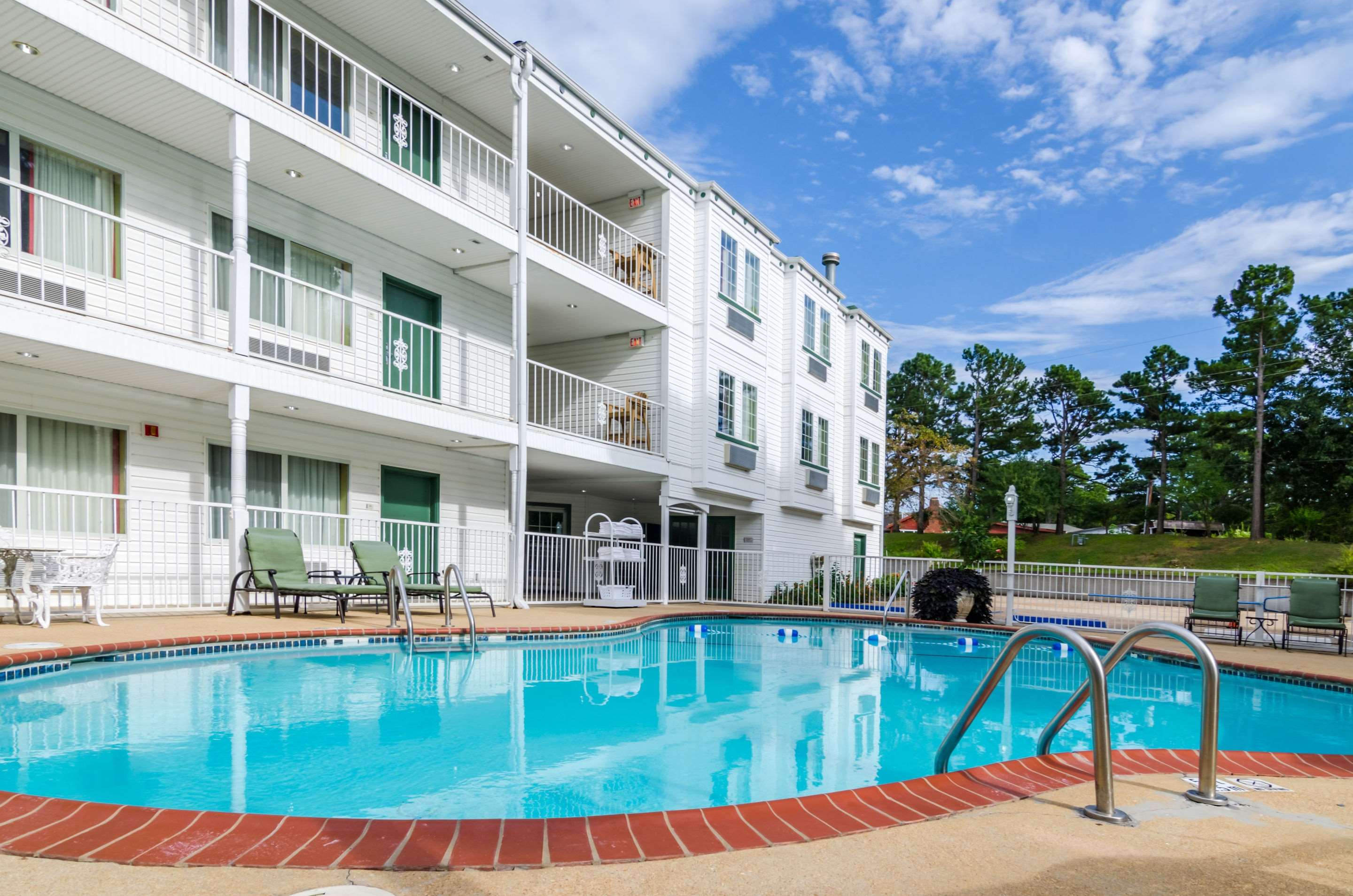 Outdoor pool | Quality Inn Eureka Springs South
