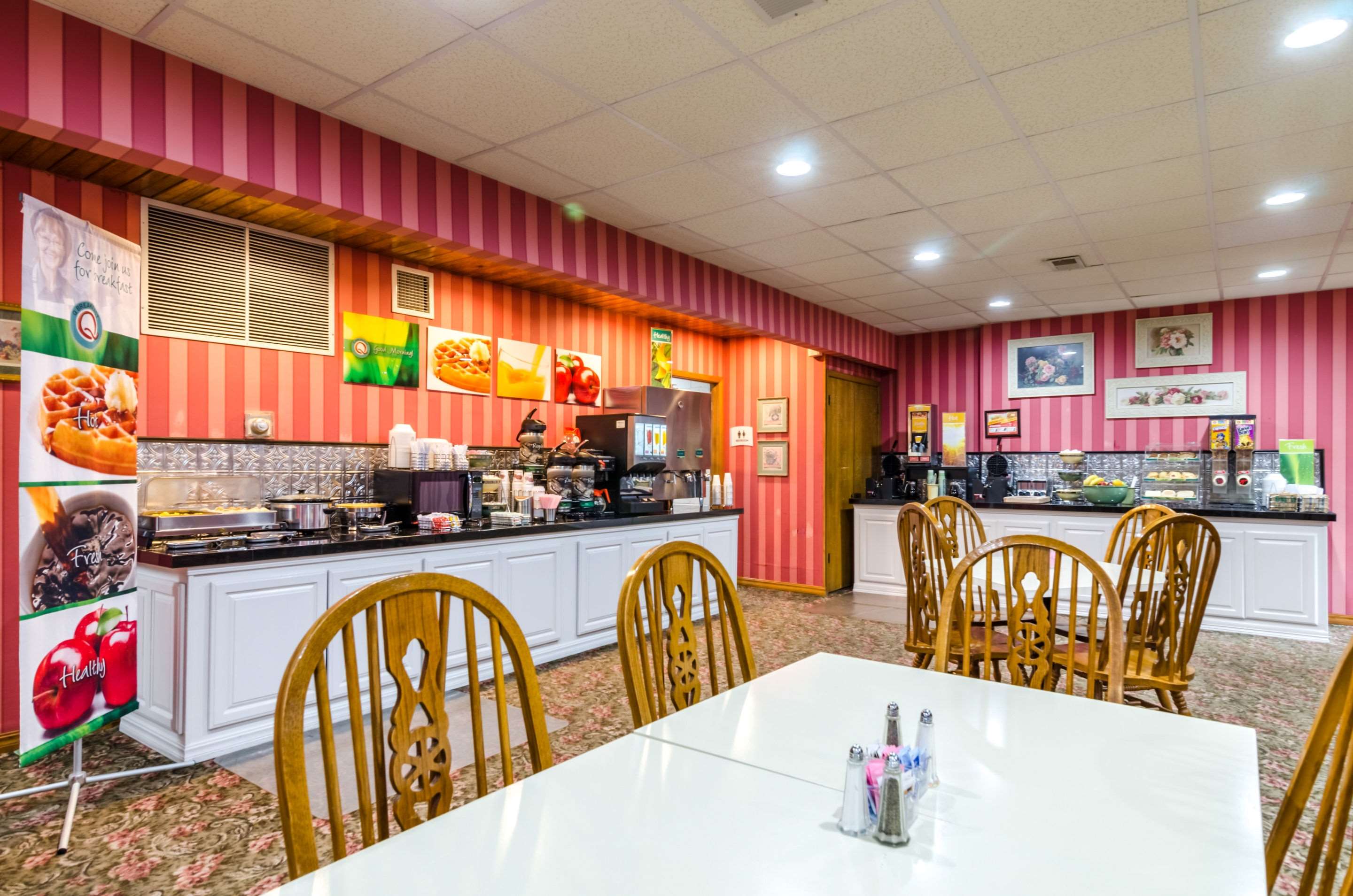 Breakfast area | Quality Inn Eureka Springs South