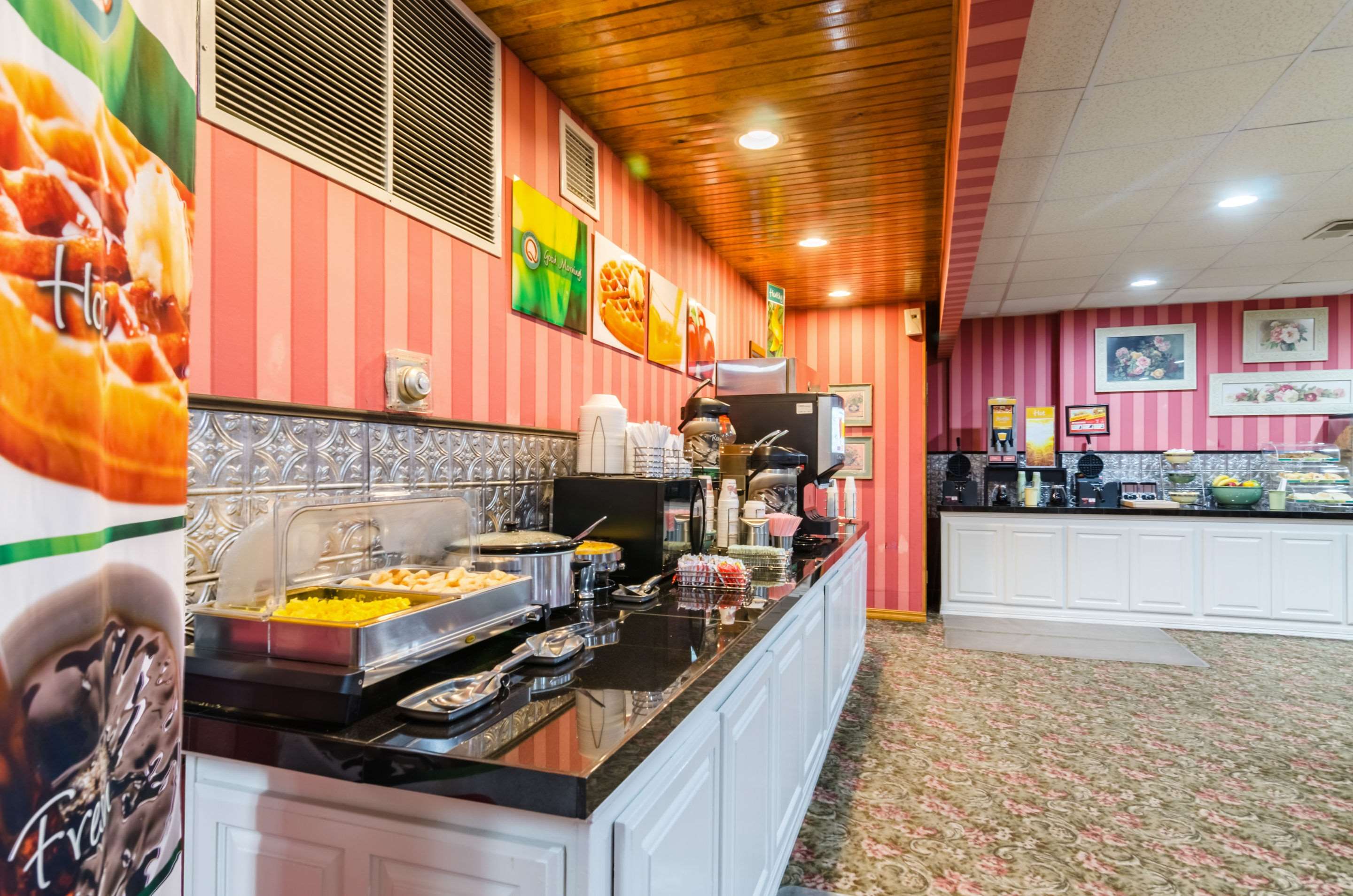Breakfast area | Quality Inn Eureka Springs South