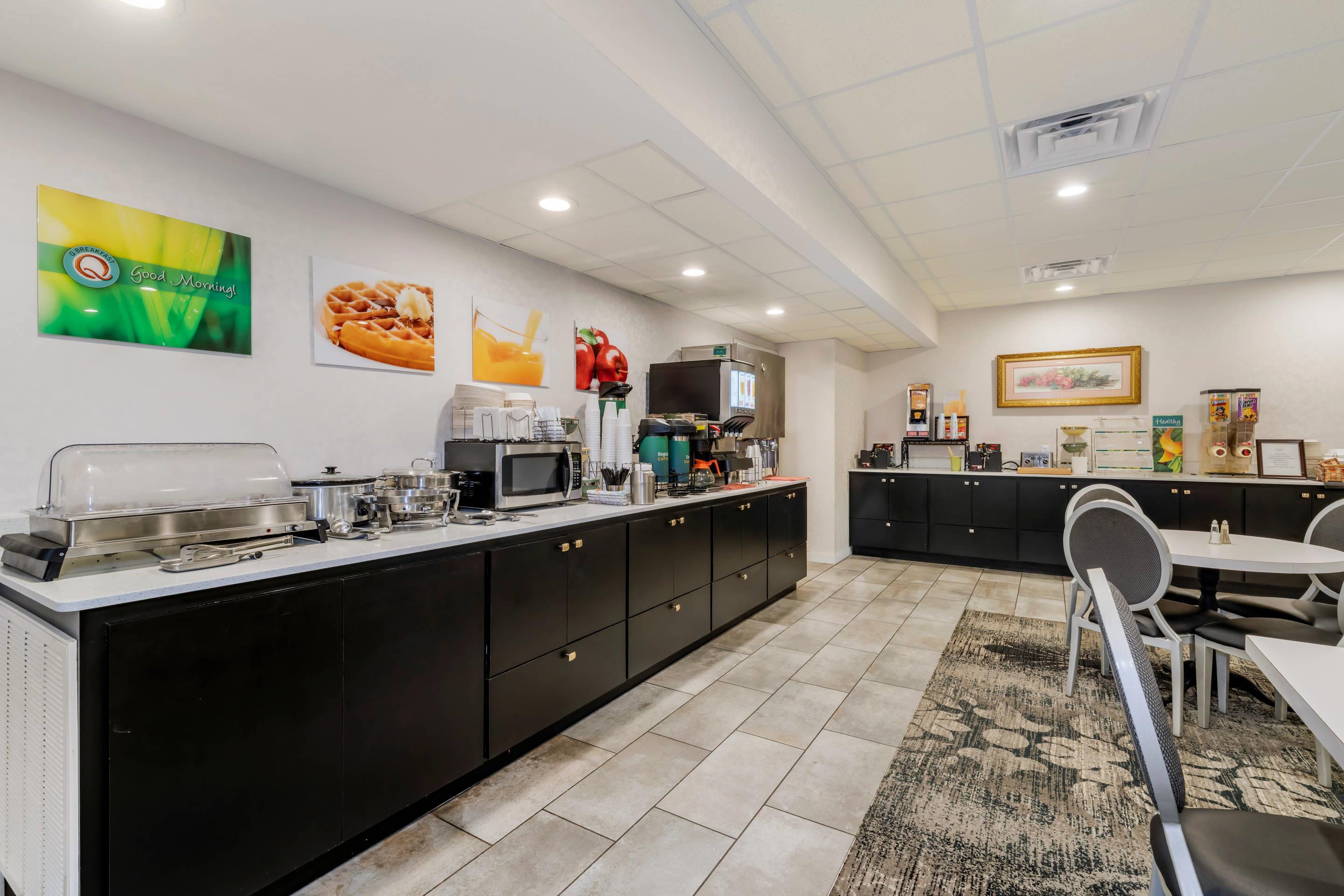 Breakfast area | Quality Inn Eureka Springs South
