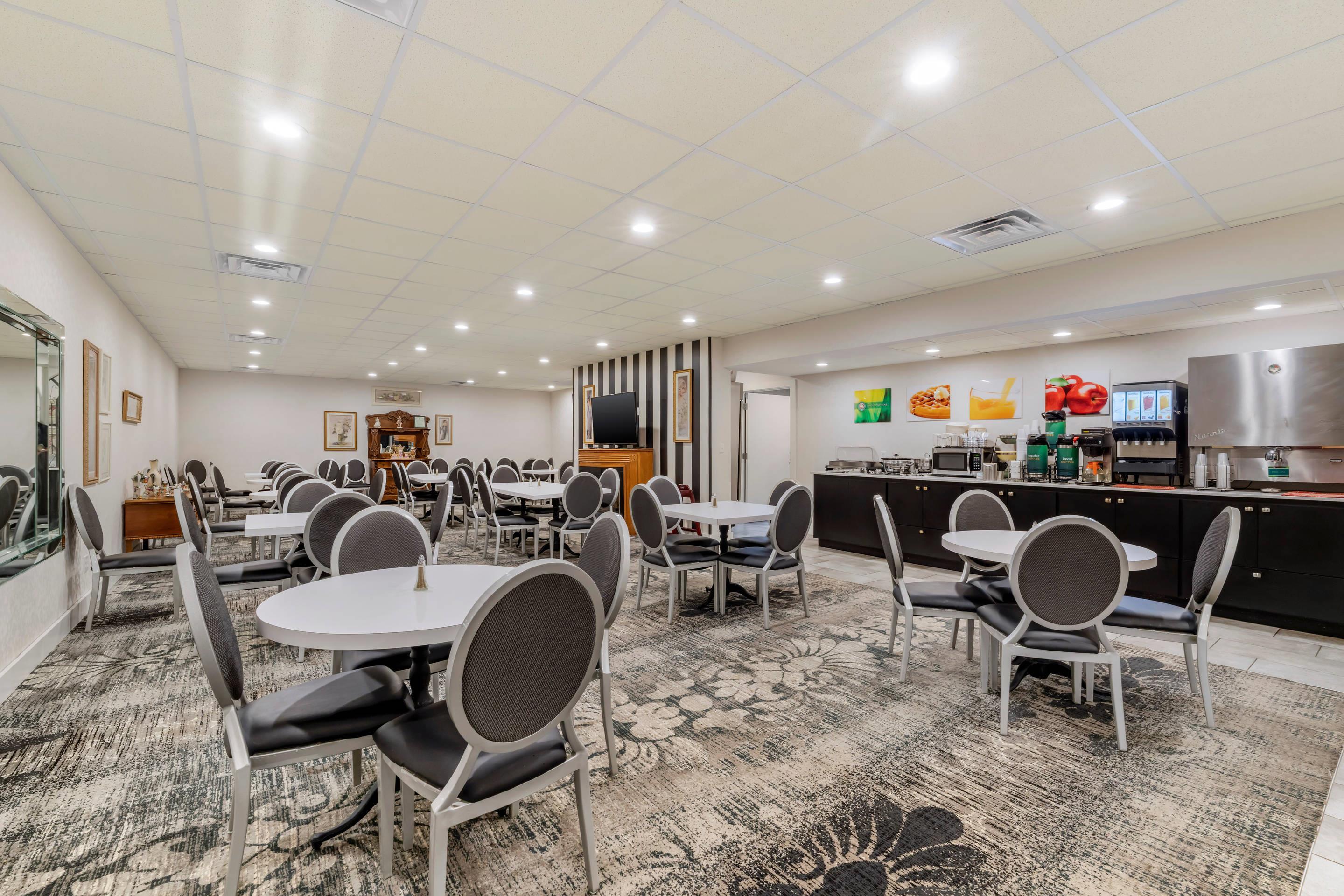 Breakfast area | Quality Inn Eureka Springs South
