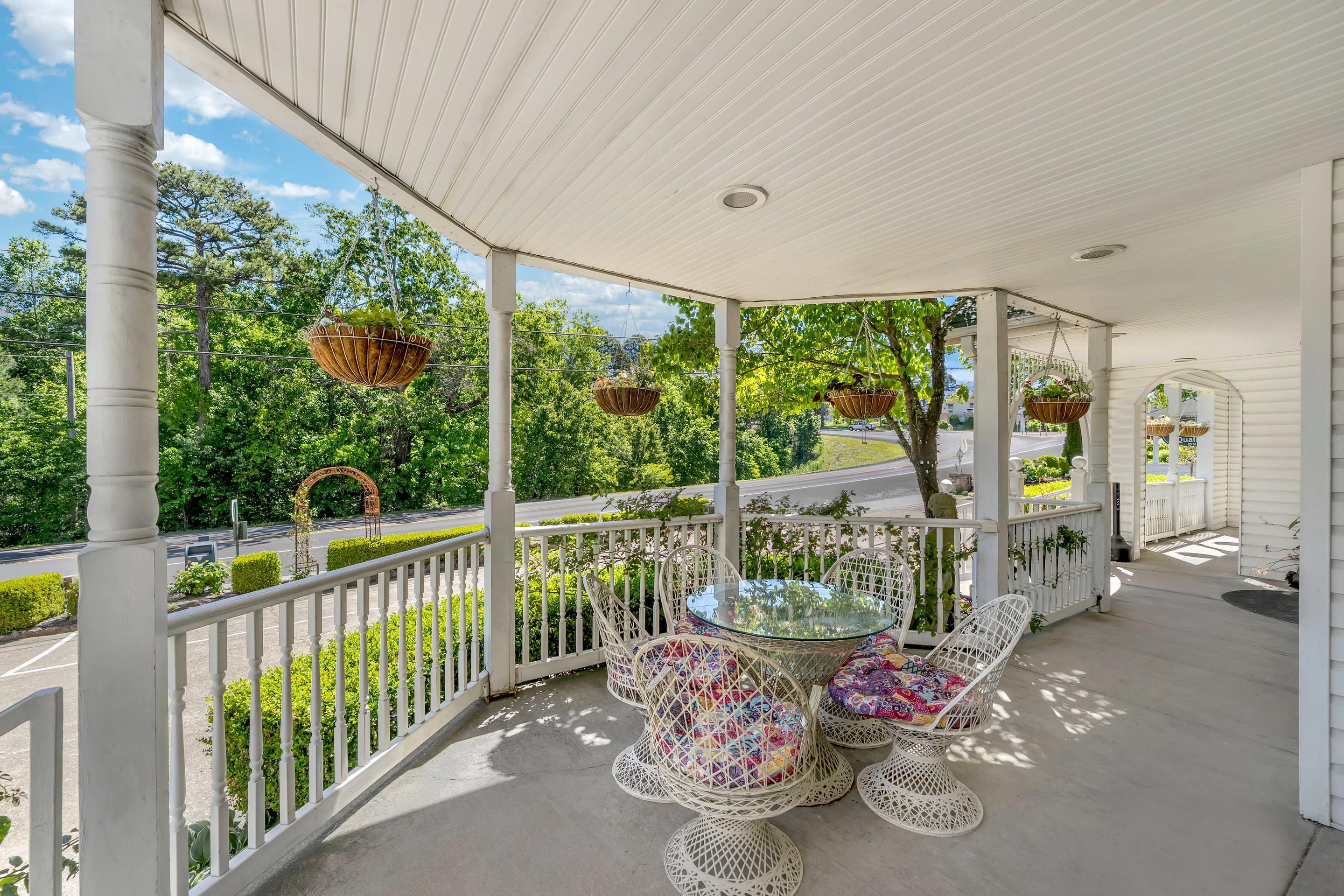 Hotel patio | Quality Inn Eureka Springs South