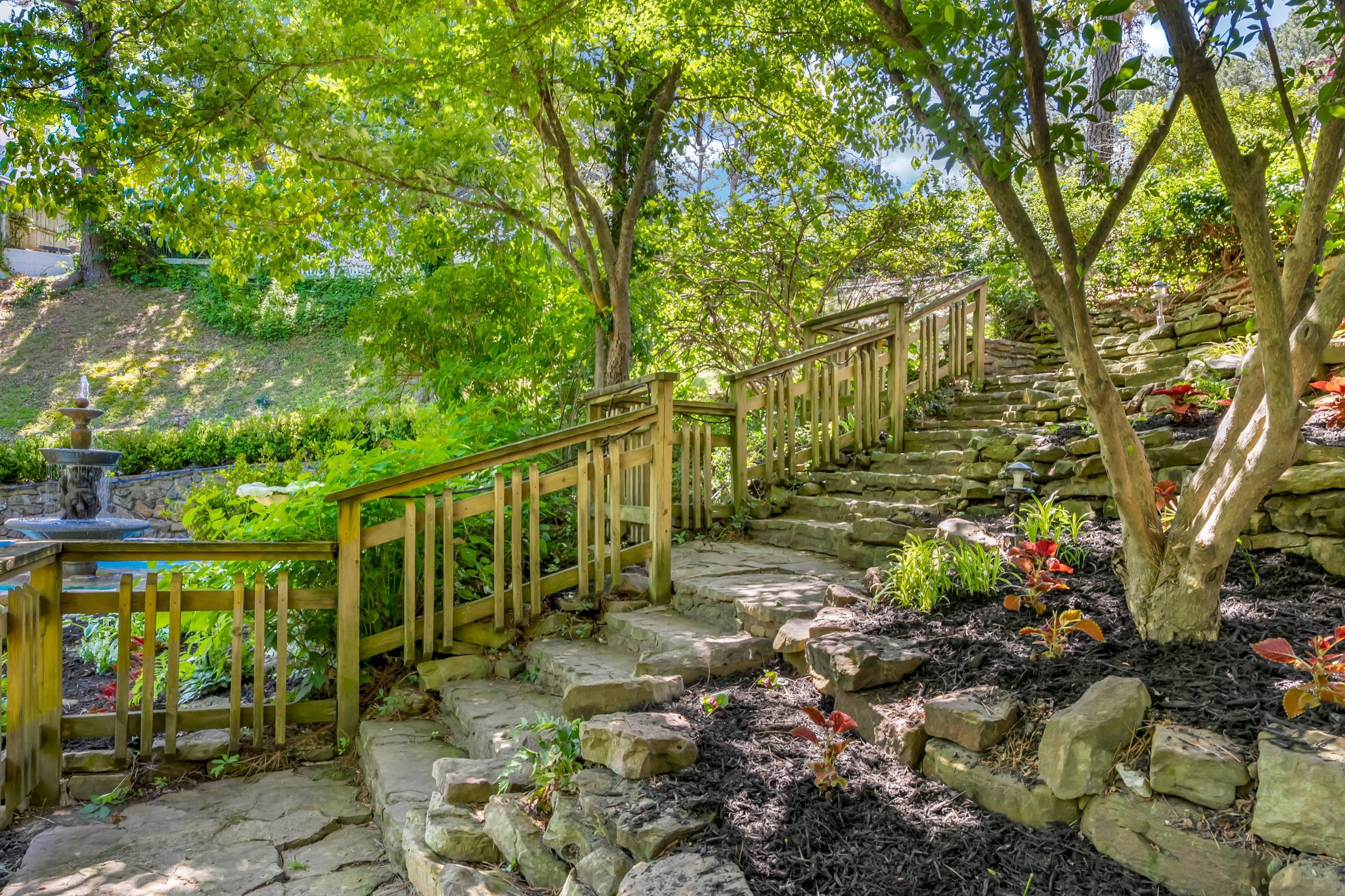 Hotel garden | Quality Inn Eureka Springs South