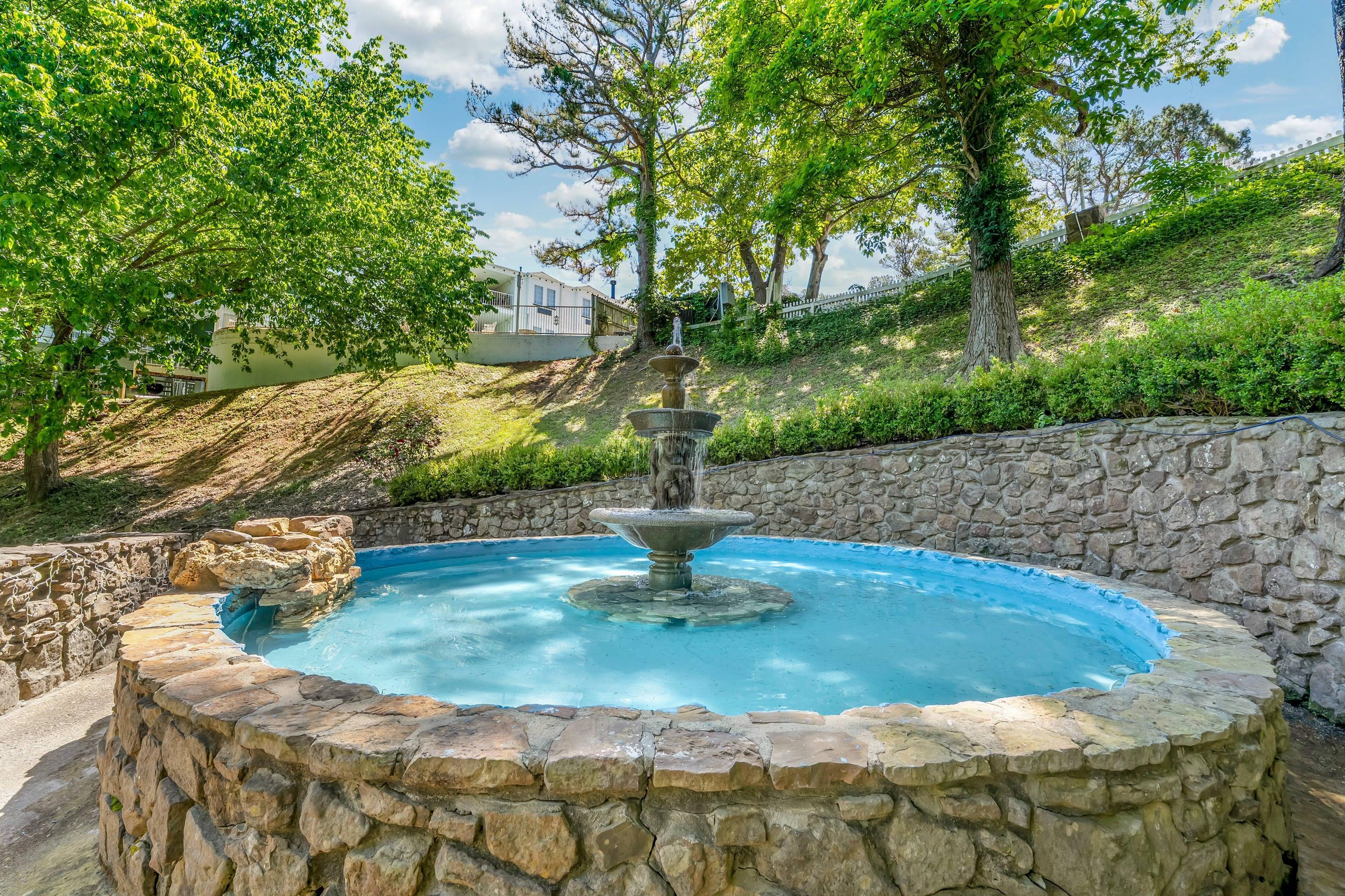 Hotel garden | Quality Inn Eureka Springs South