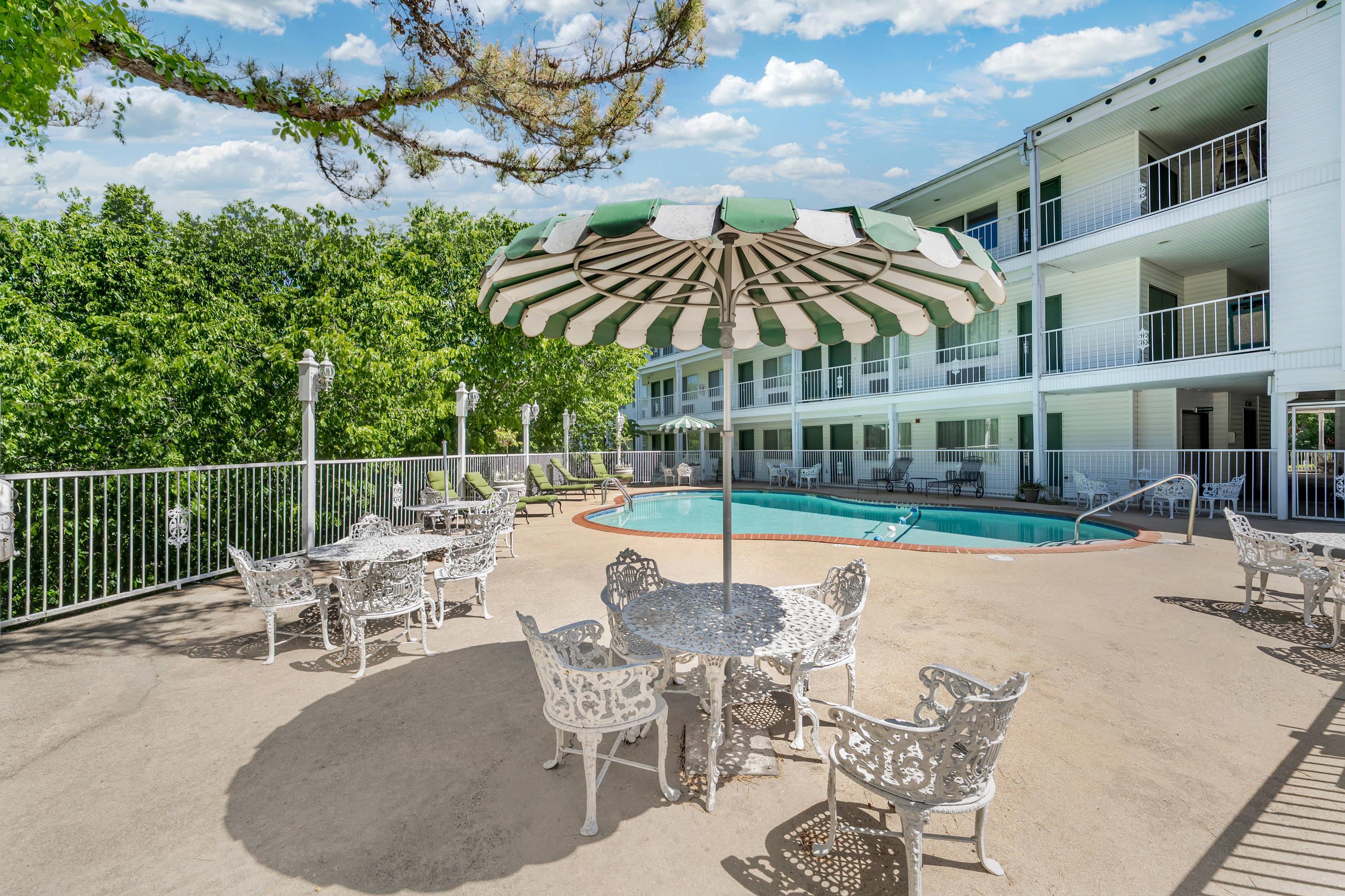 Relax by the pool | Quality Inn Eureka Springs South
