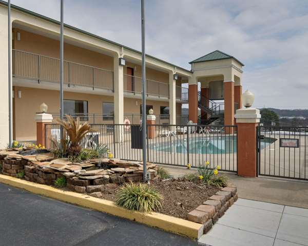 Pool - Quality Inn & Suites Clarksville - I-40, Exit 58