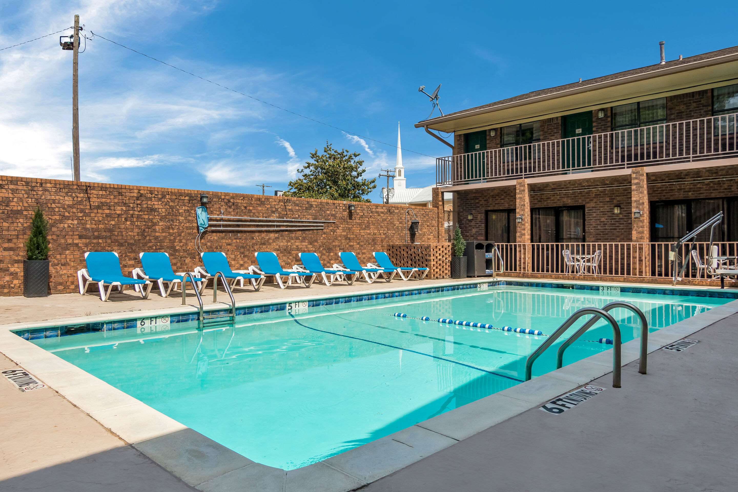 Outdoor pool | Quality Inn Magnolia