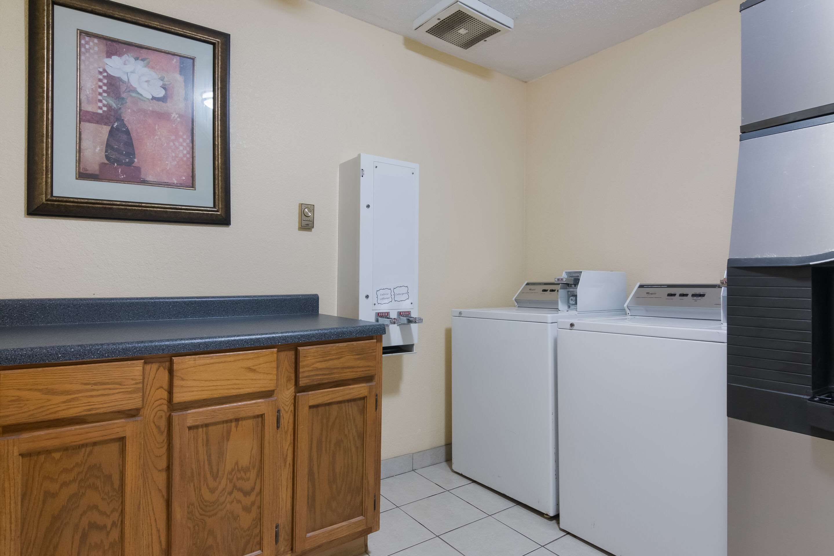 Guest laundry facilities | Quality Inn Magnolia