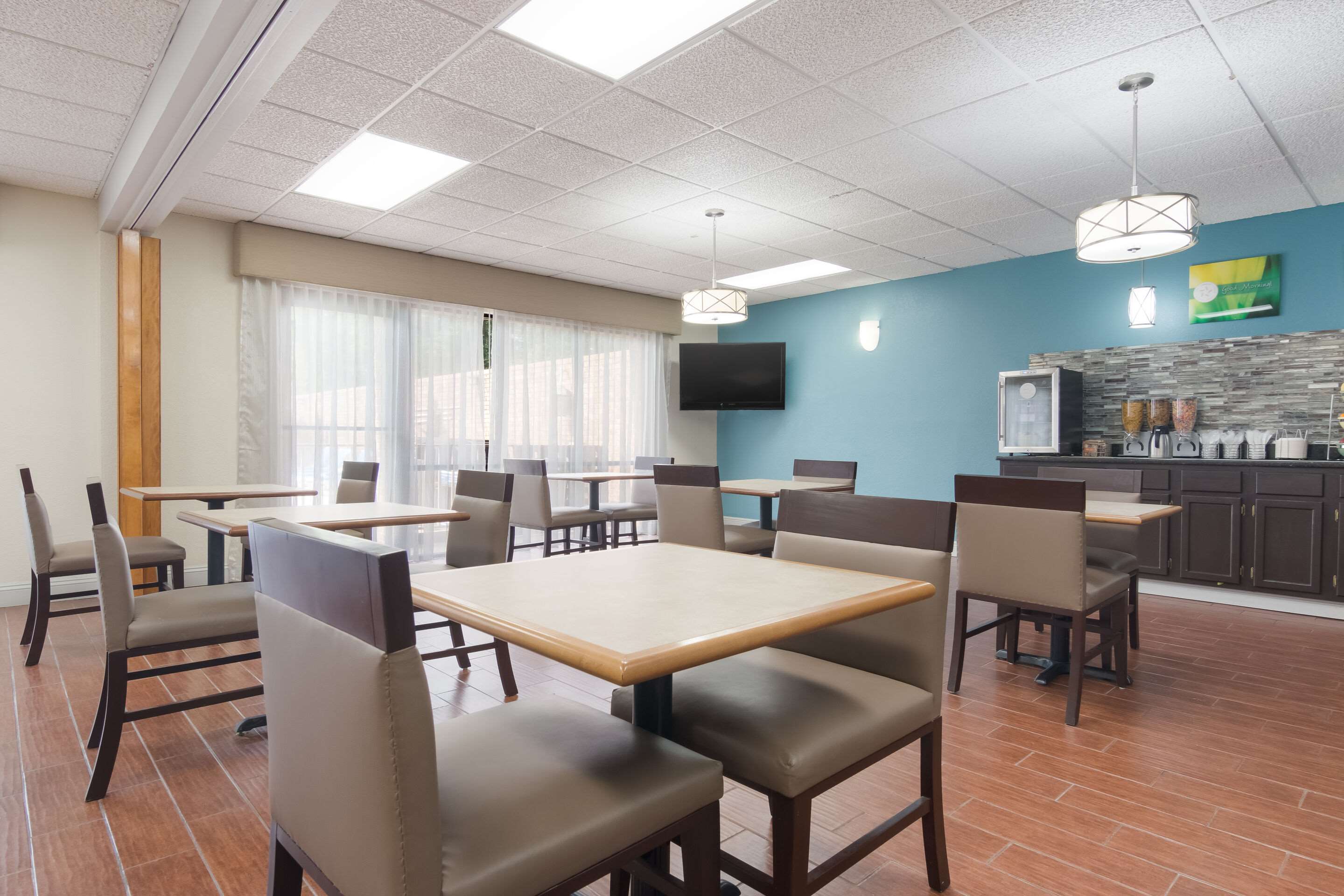 Enjoy breakfast in this seating area | Quality Inn Magnolia