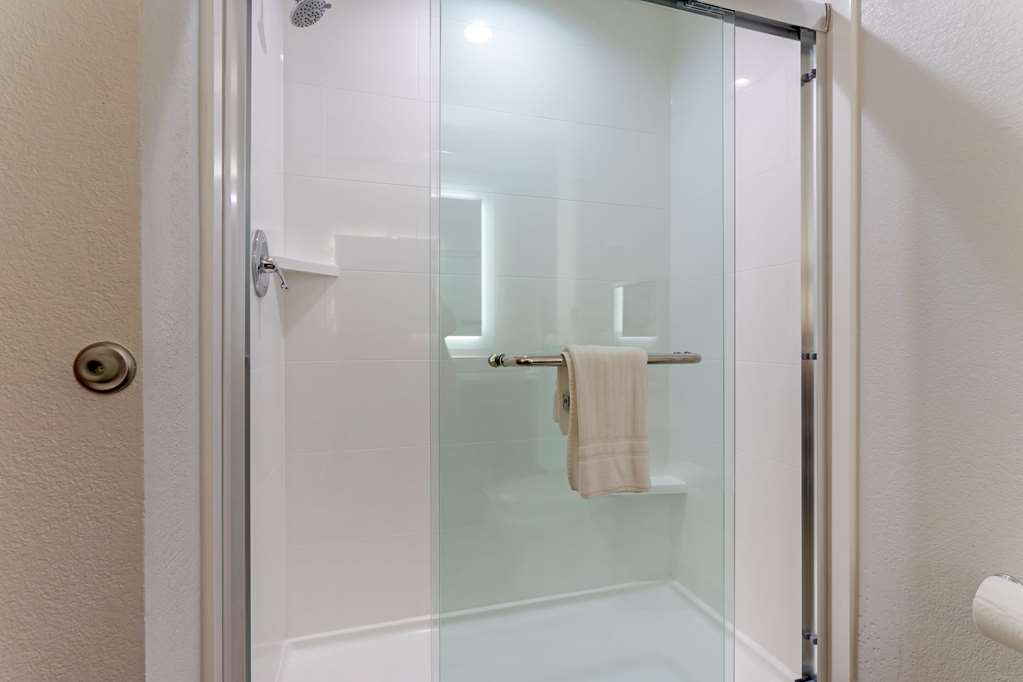 COMFORT INN AND SUITES HOT SPRINGS-guestroom-Guest Room,Bathroom,On-Site.jpg