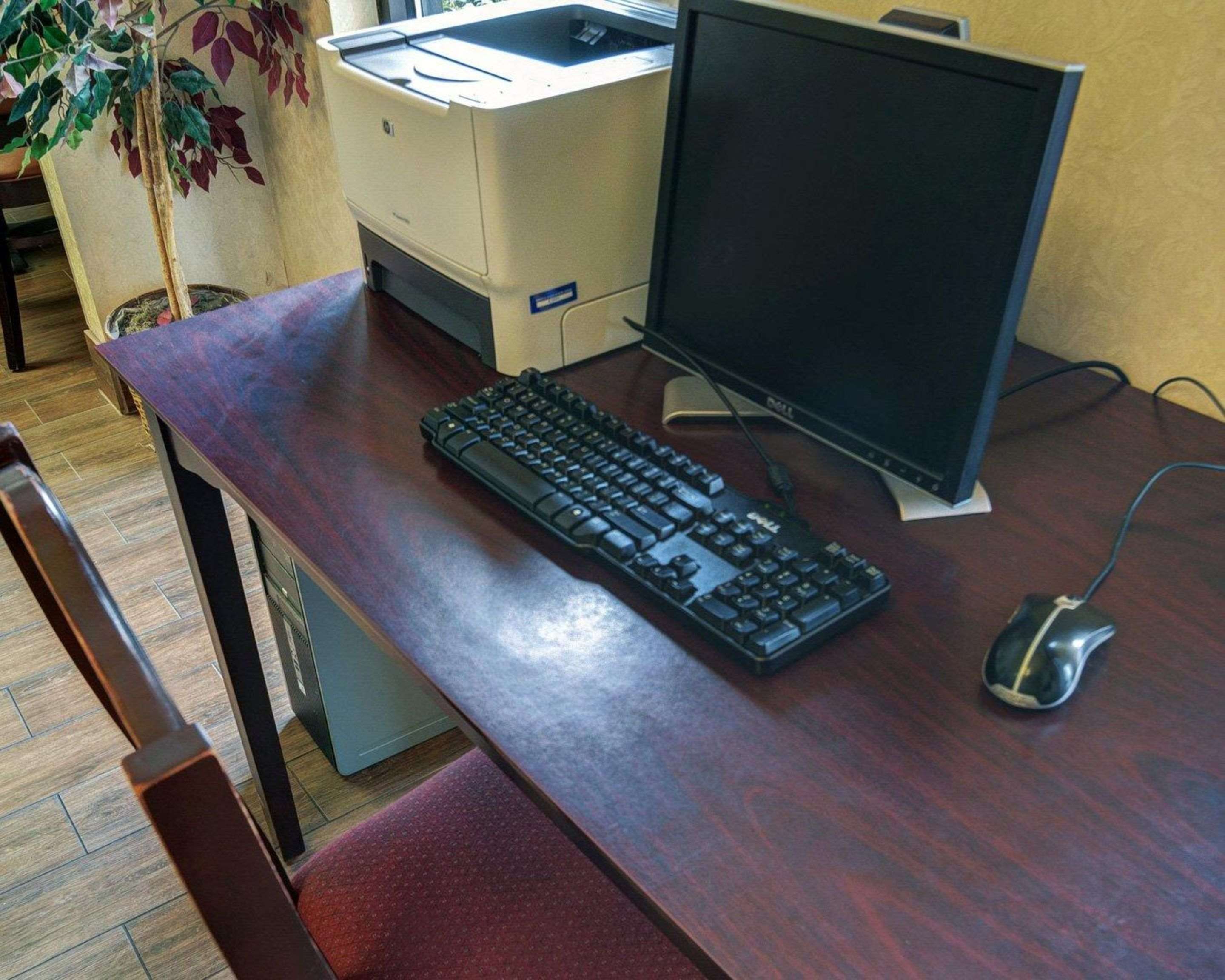 Business center | Quality Inn & Suites Pine Bluff