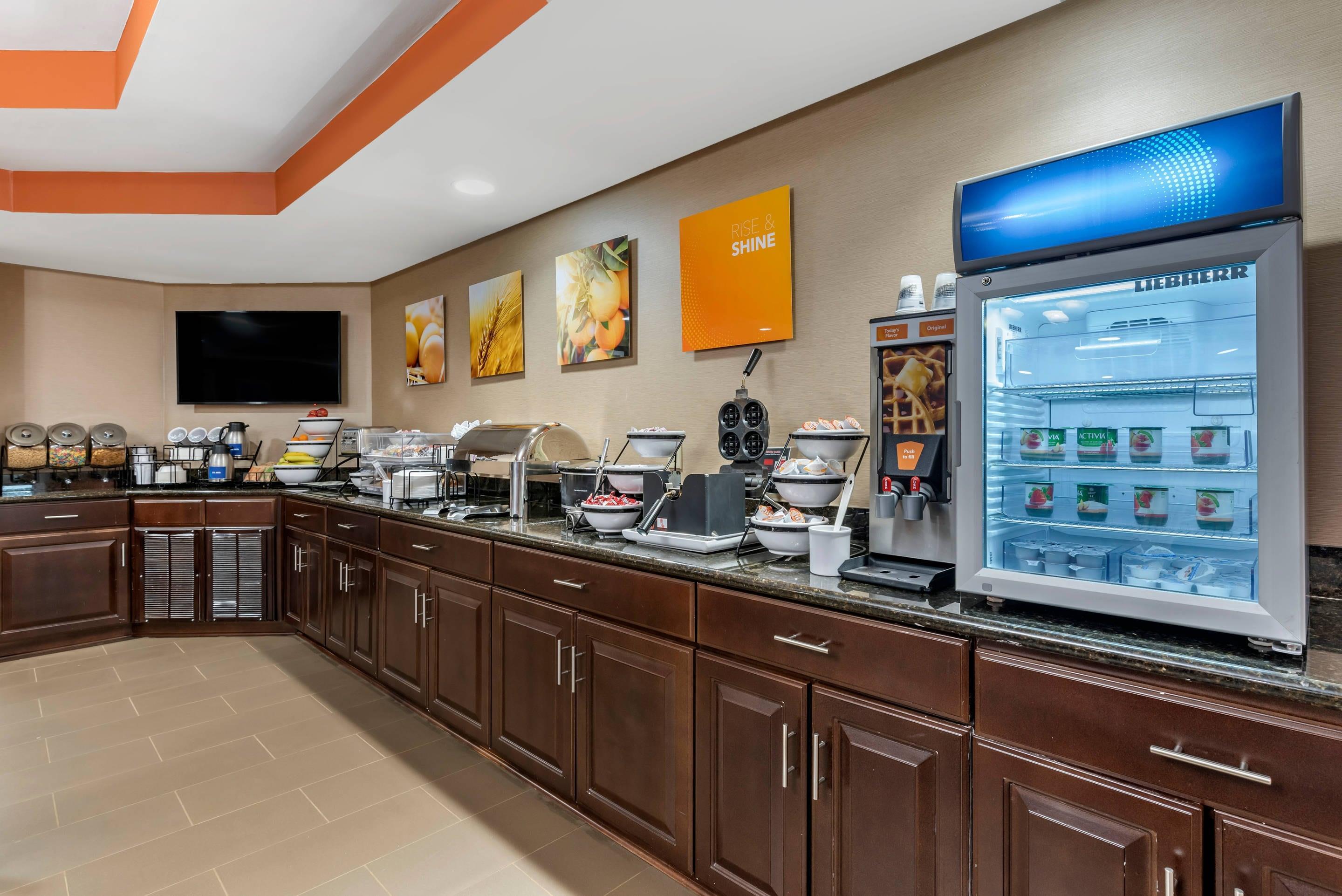 Breakfast area | Comfort Inn & Suites Bryant - Benton