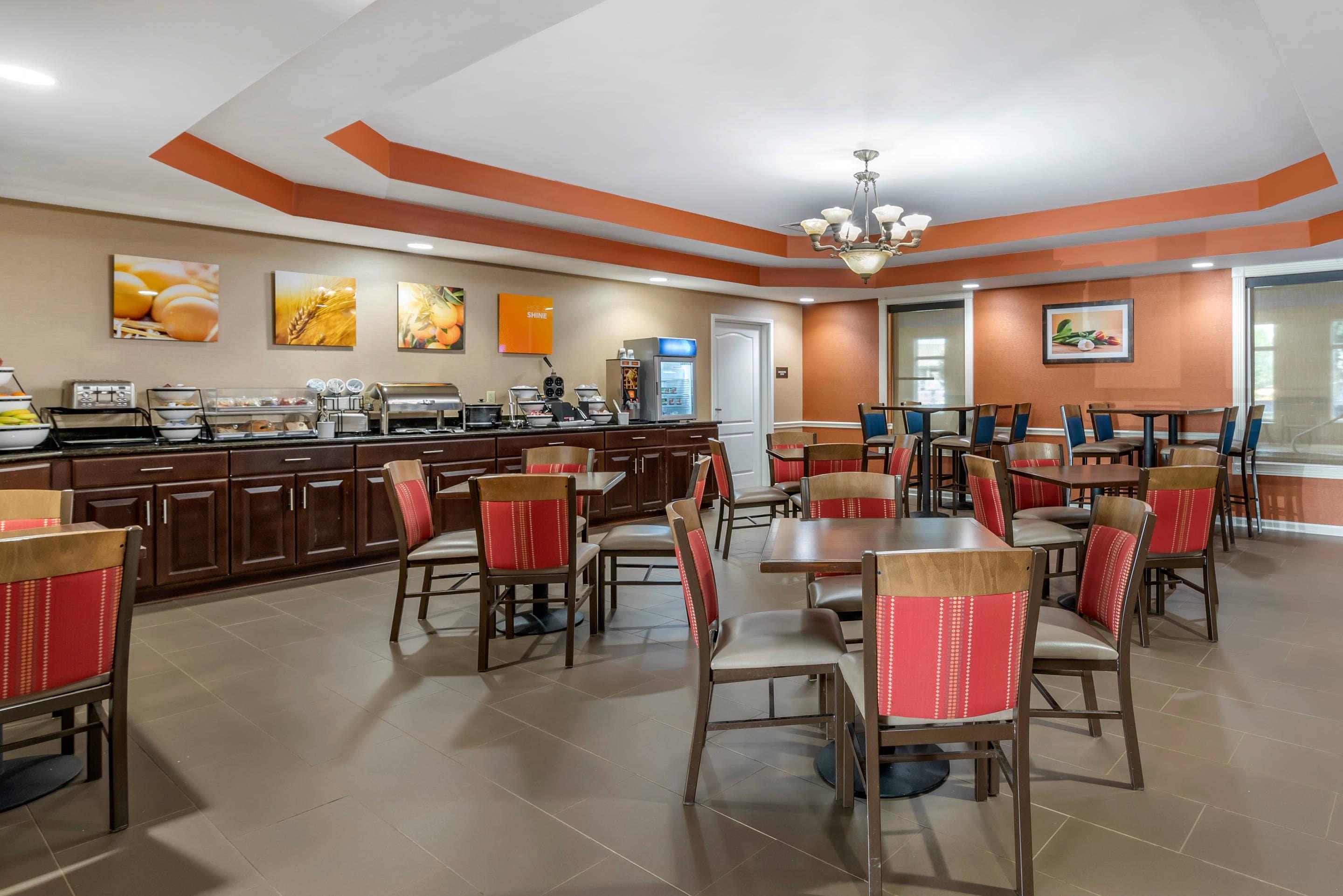 Breakfast area | Comfort Inn & Suites Bryant - Benton