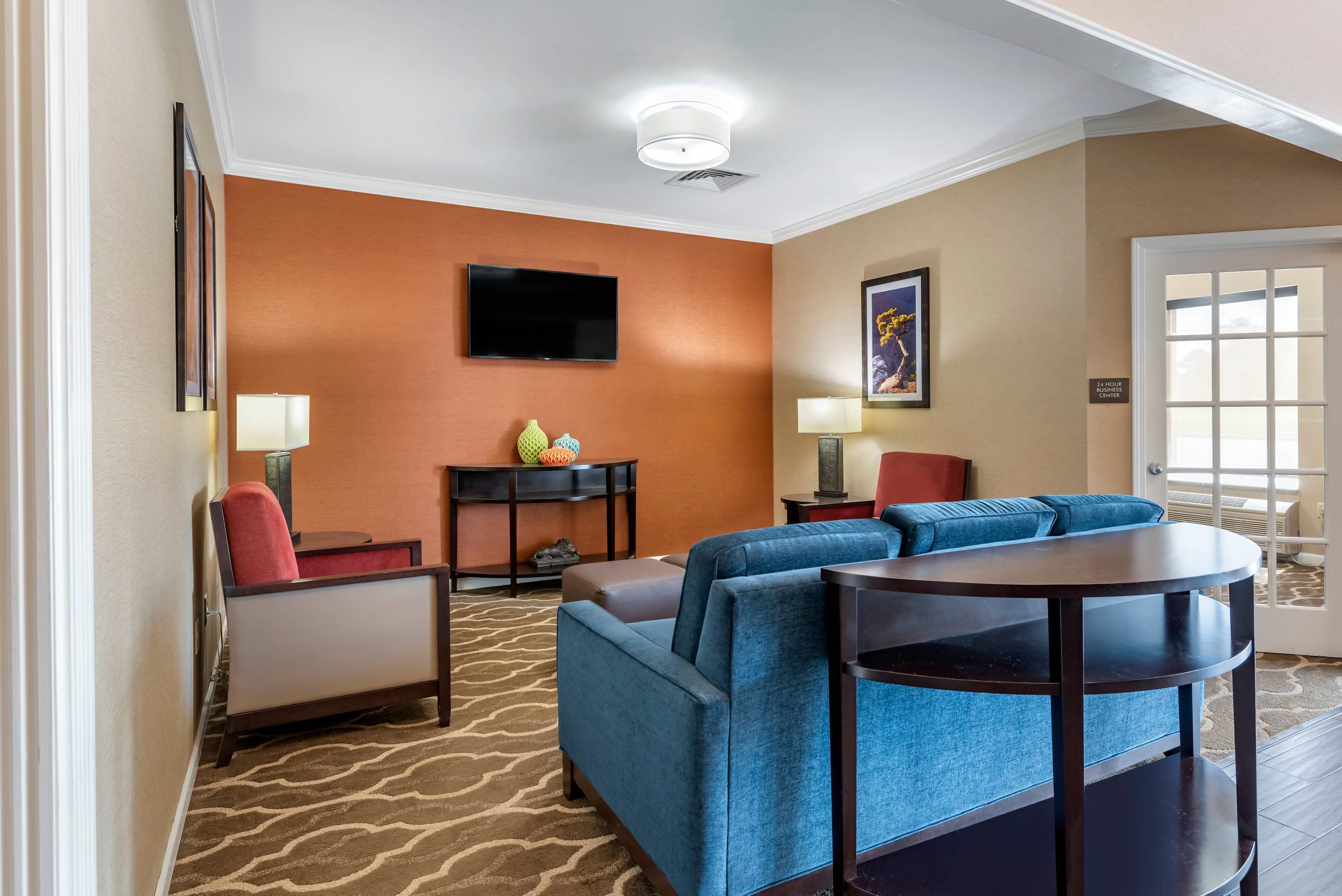 Lobby with sitting area | Comfort Inn & Suites Bryant - Benton