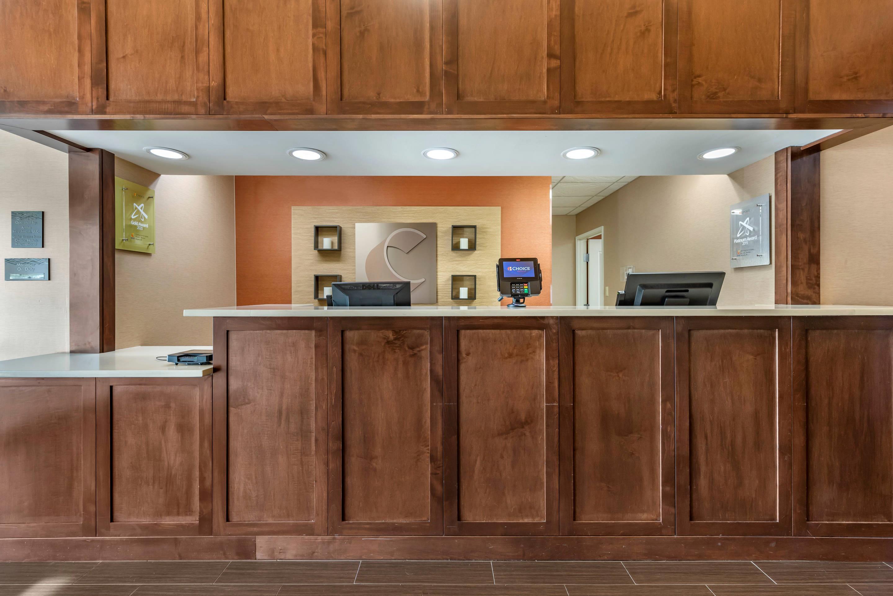 Front desk | Comfort Inn & Suites Bryant - Benton