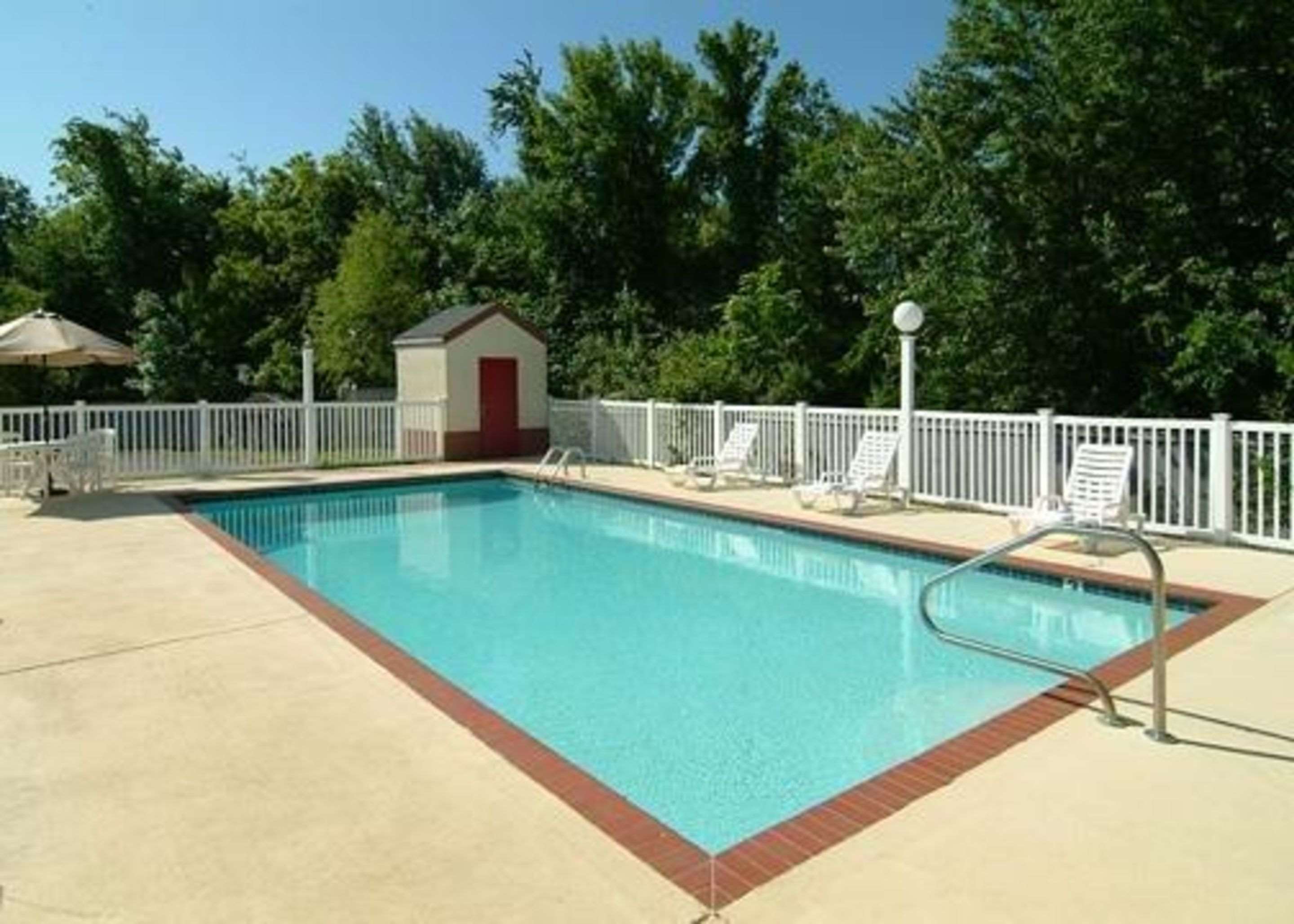 Outdoor pool with sundeck | Quality Inn & Suites I-40 East
