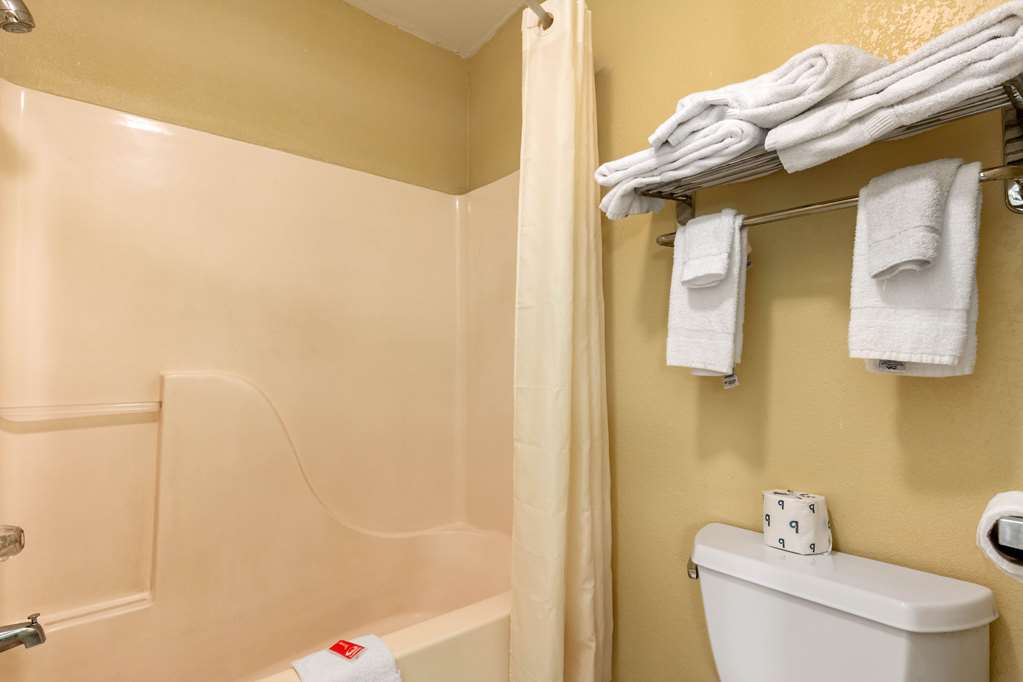 ECONO LODGE JONESBORO-guestroom-Guest Room,Bathroom,On-Site.jpg