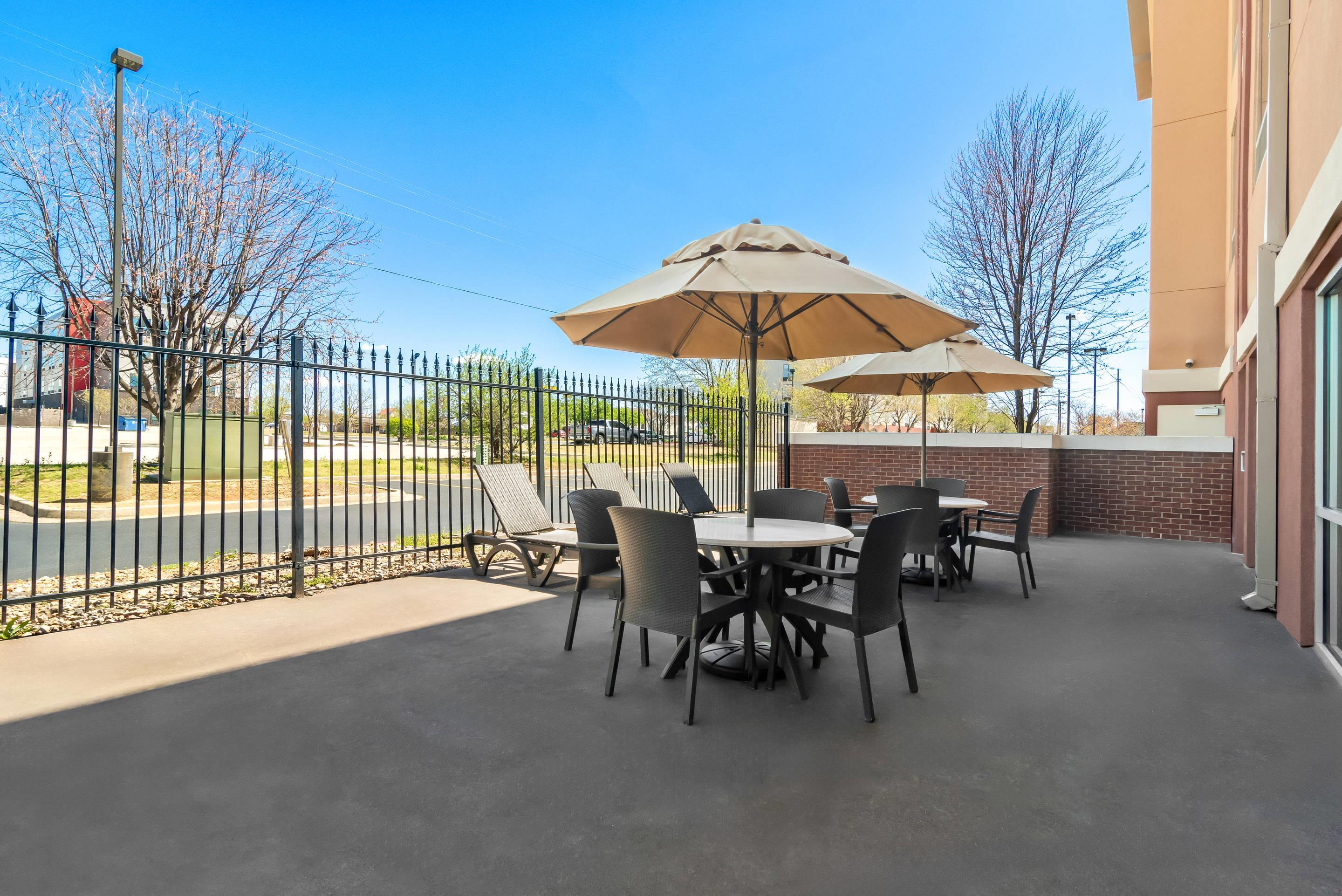 Hotel patio | Comfort Suites Bentonville - Rogers
