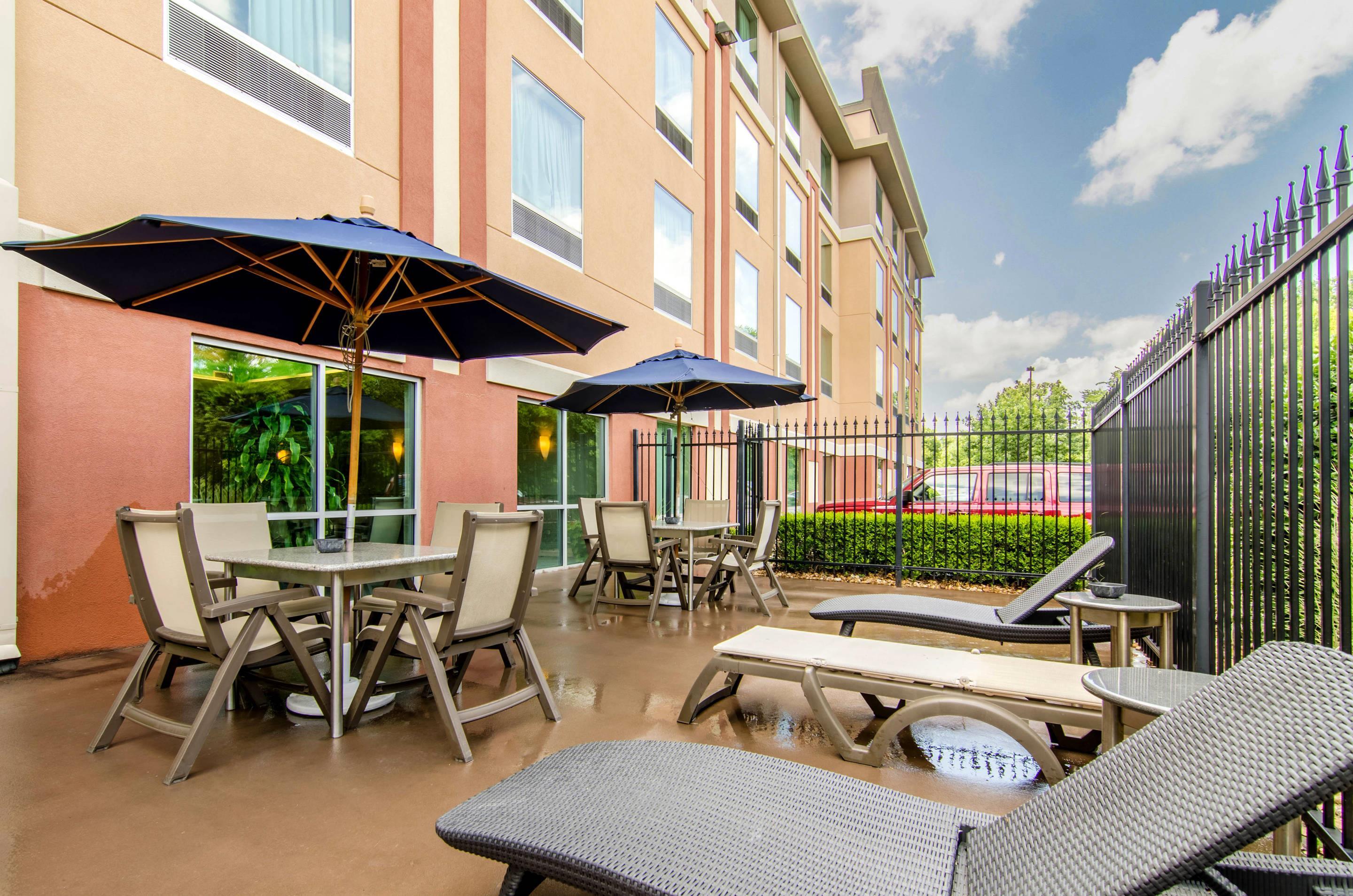 Relax on the courtyard | Comfort Suites Bentonville - Rogers