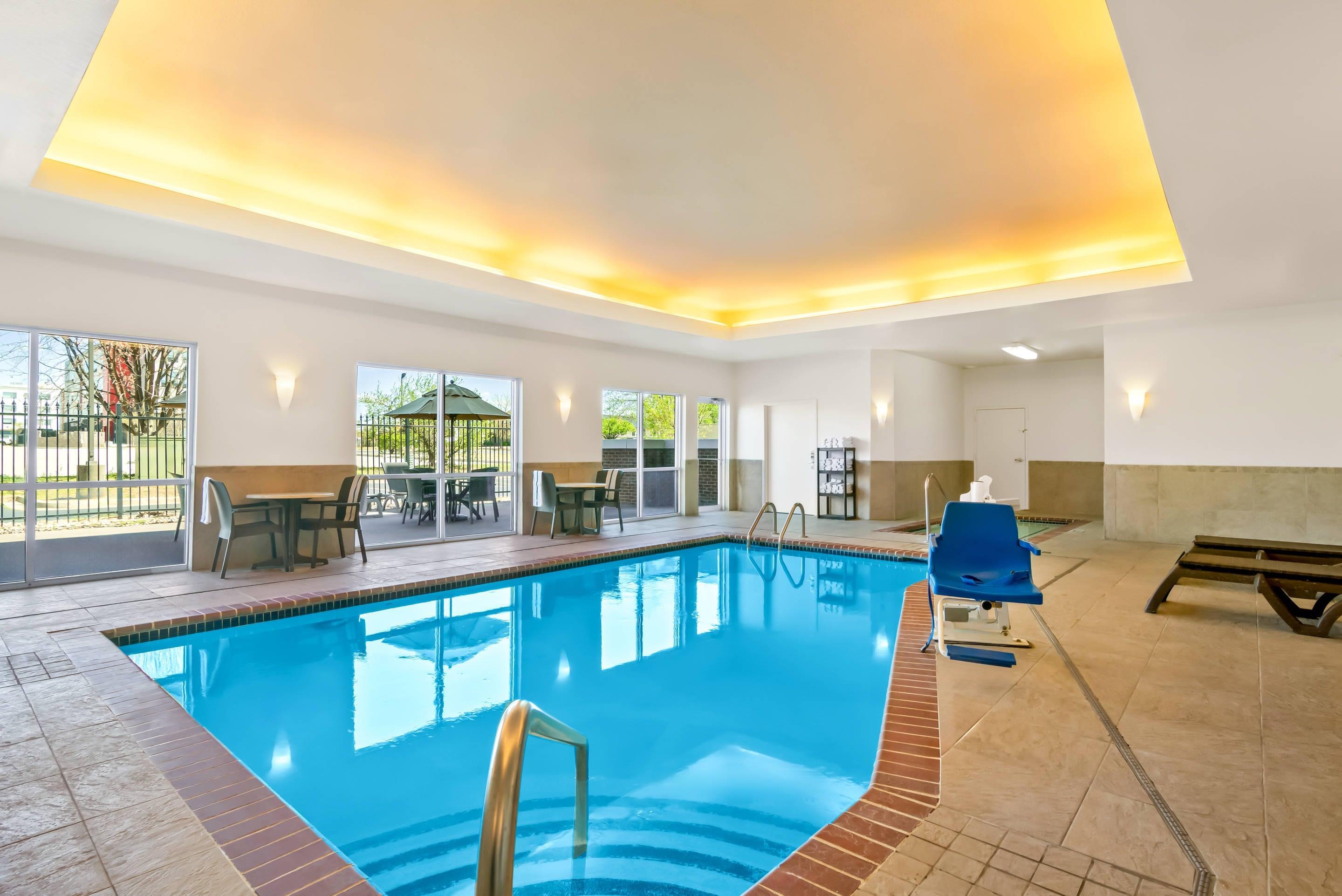 Indoor pool | Comfort Suites Bentonville - Rogers