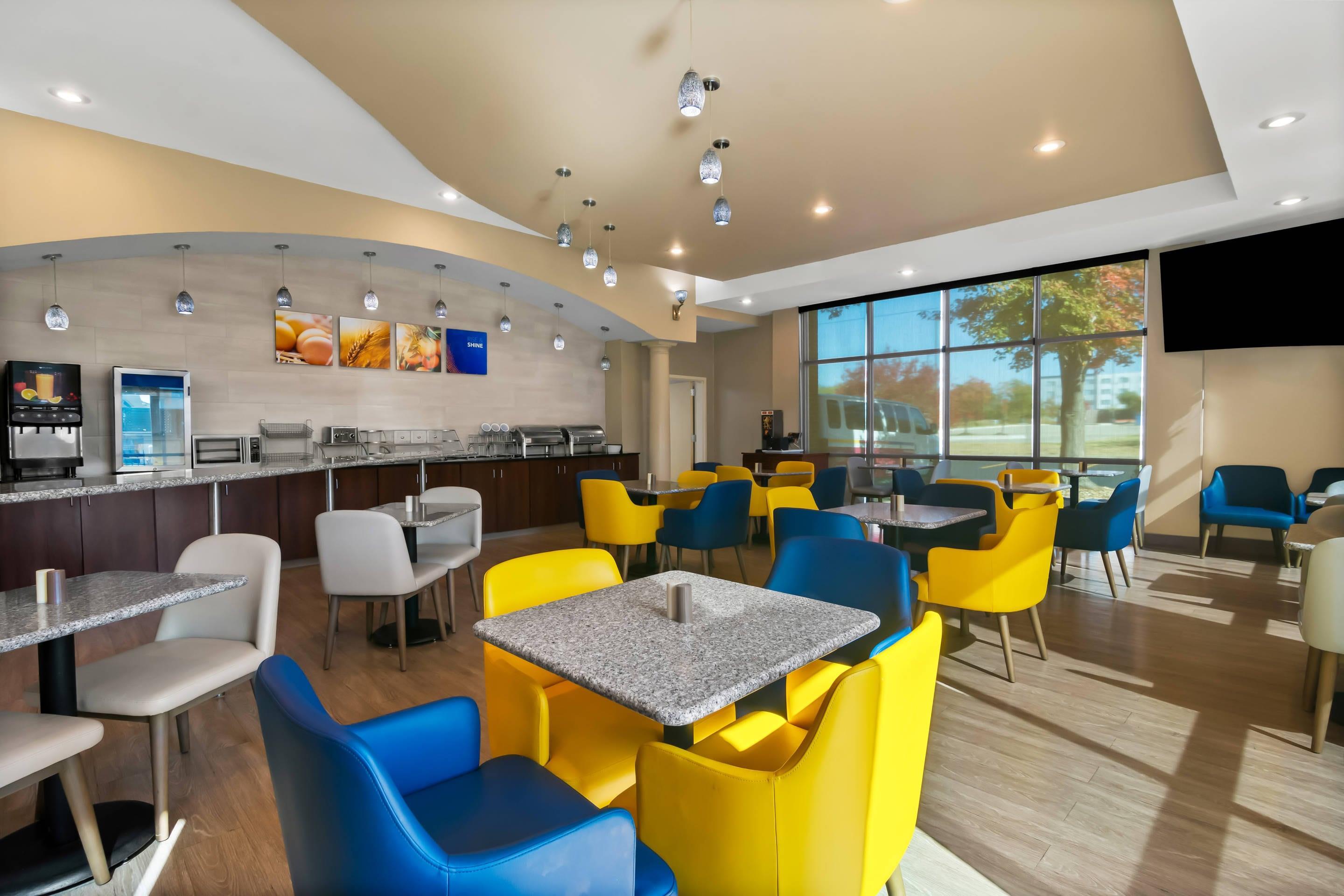 Breakfast area | Comfort Suites Bentonville - Rogers