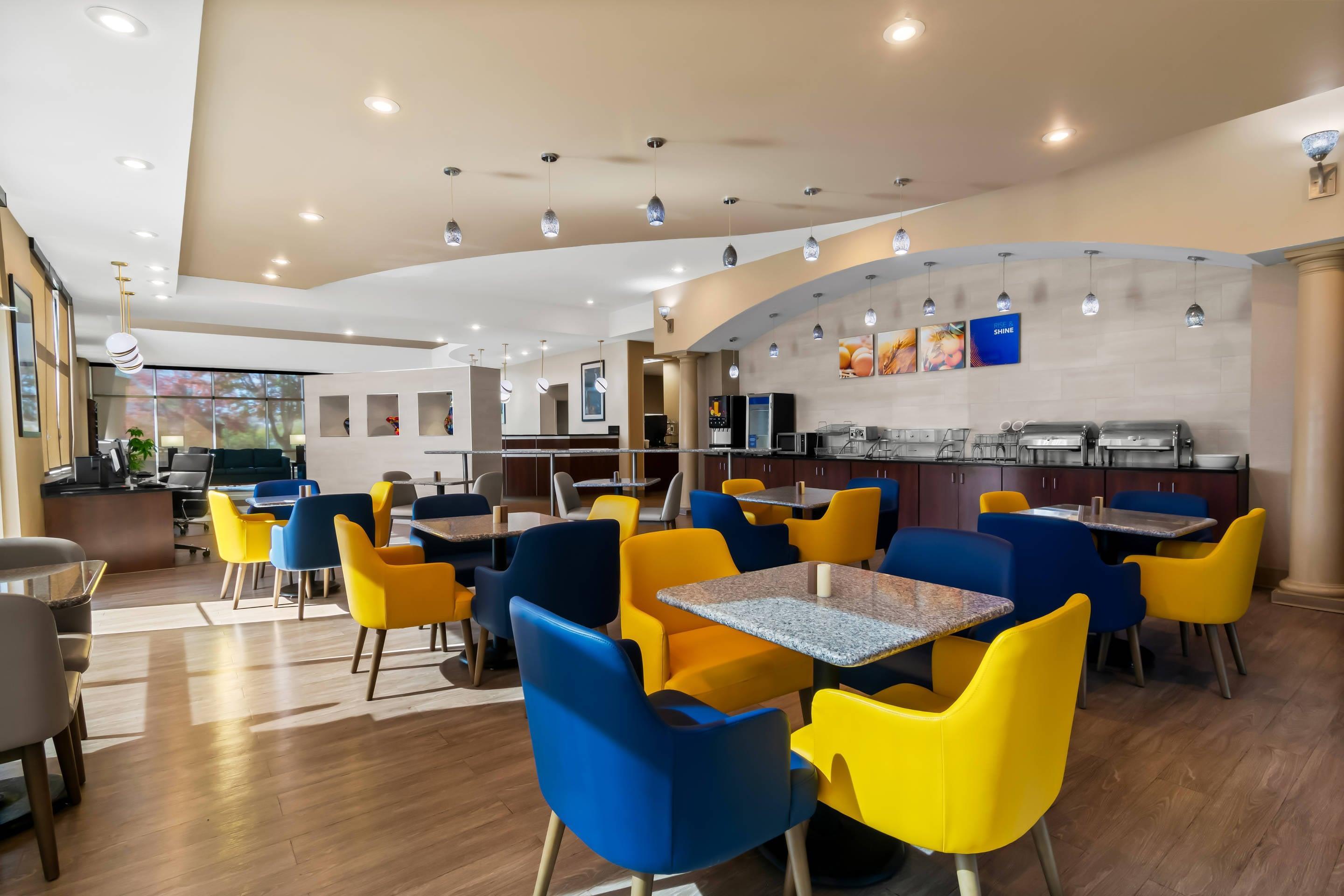 Breakfast area | Comfort Suites Bentonville - Rogers