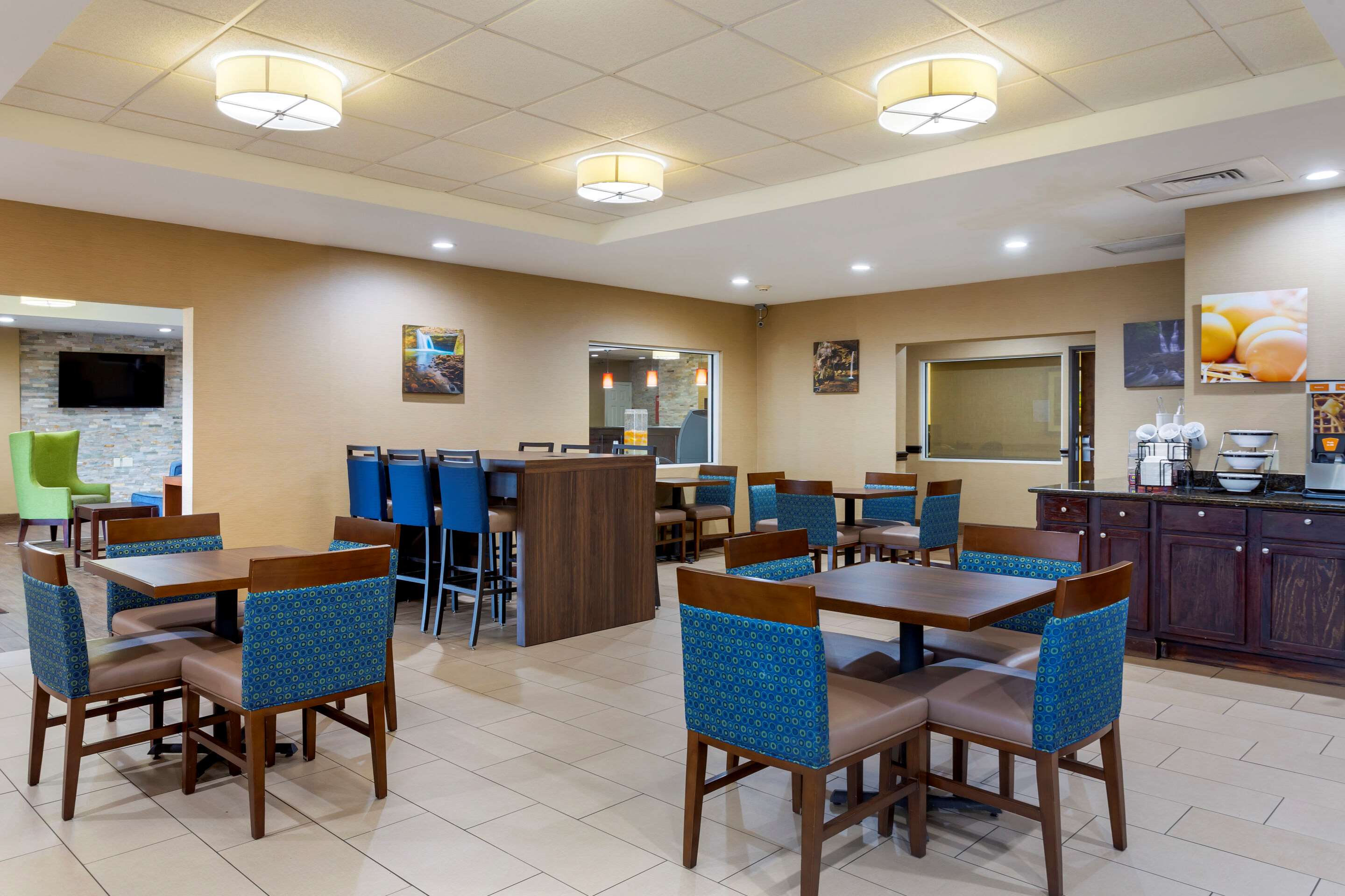 Enjoy breakfast in this seating area | Comfort Inn Marion