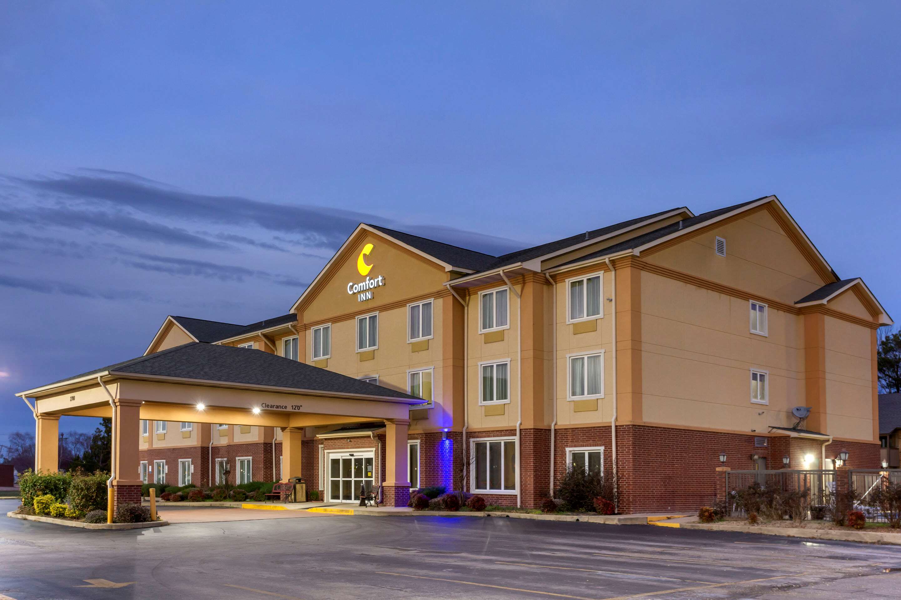 Hotel entrance | Comfort Inn Marion