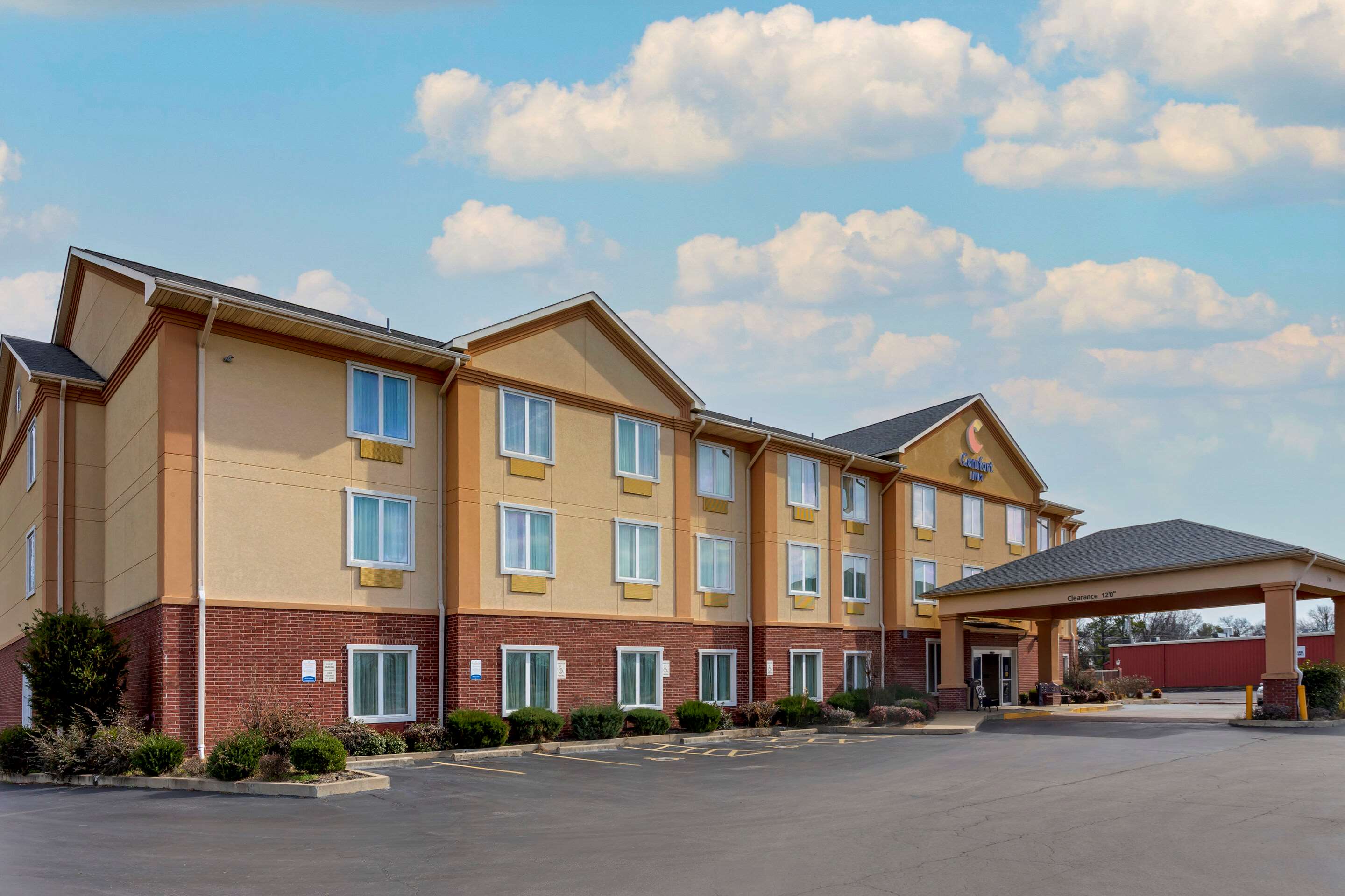 Hotel entrance | Comfort Inn Marion
