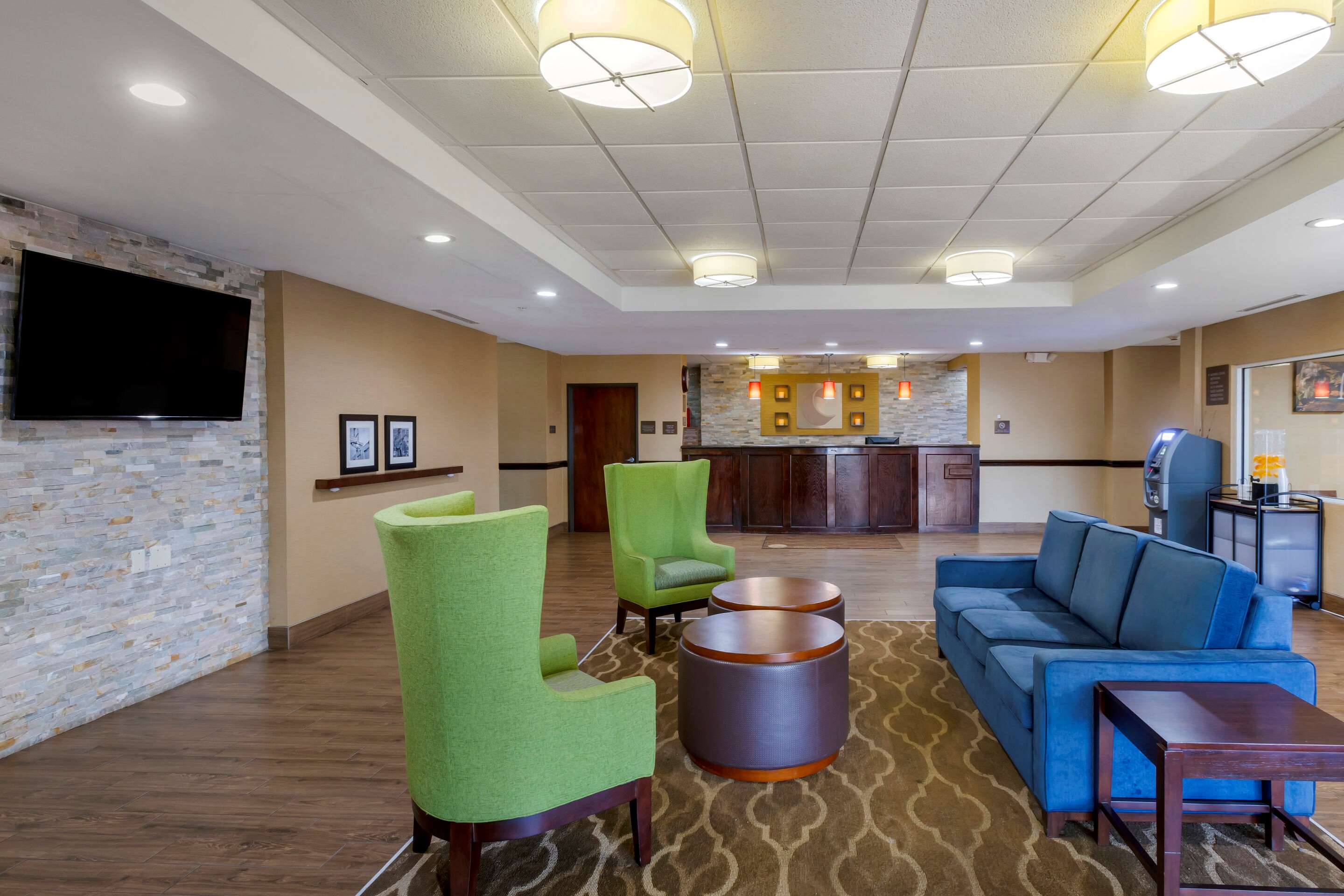 Lobby with sitting area | Comfort Inn Marion