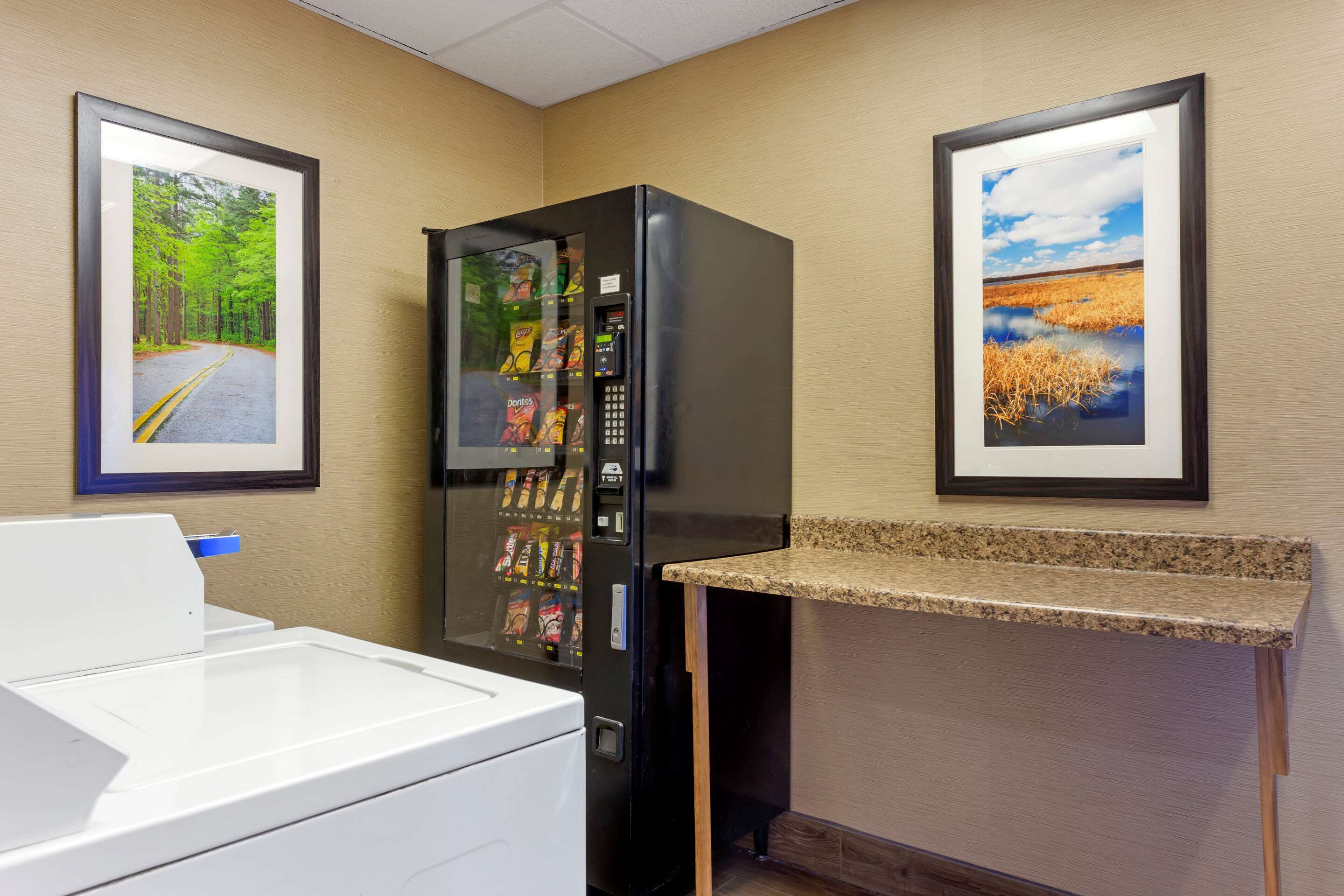 Hotel vending area | Comfort Inn Marion