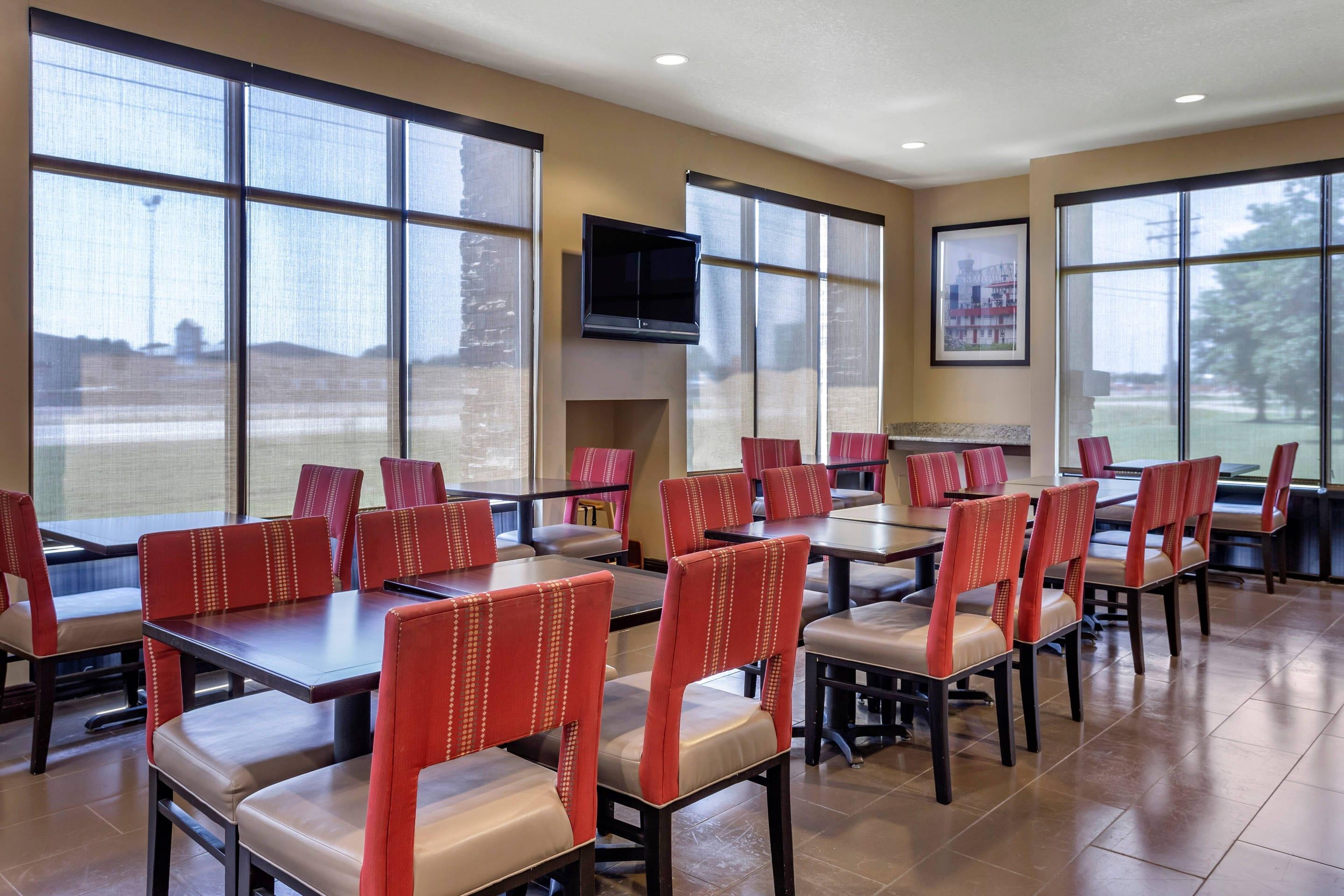 Breakfast area | Comfort Suites Jonesboro University Area