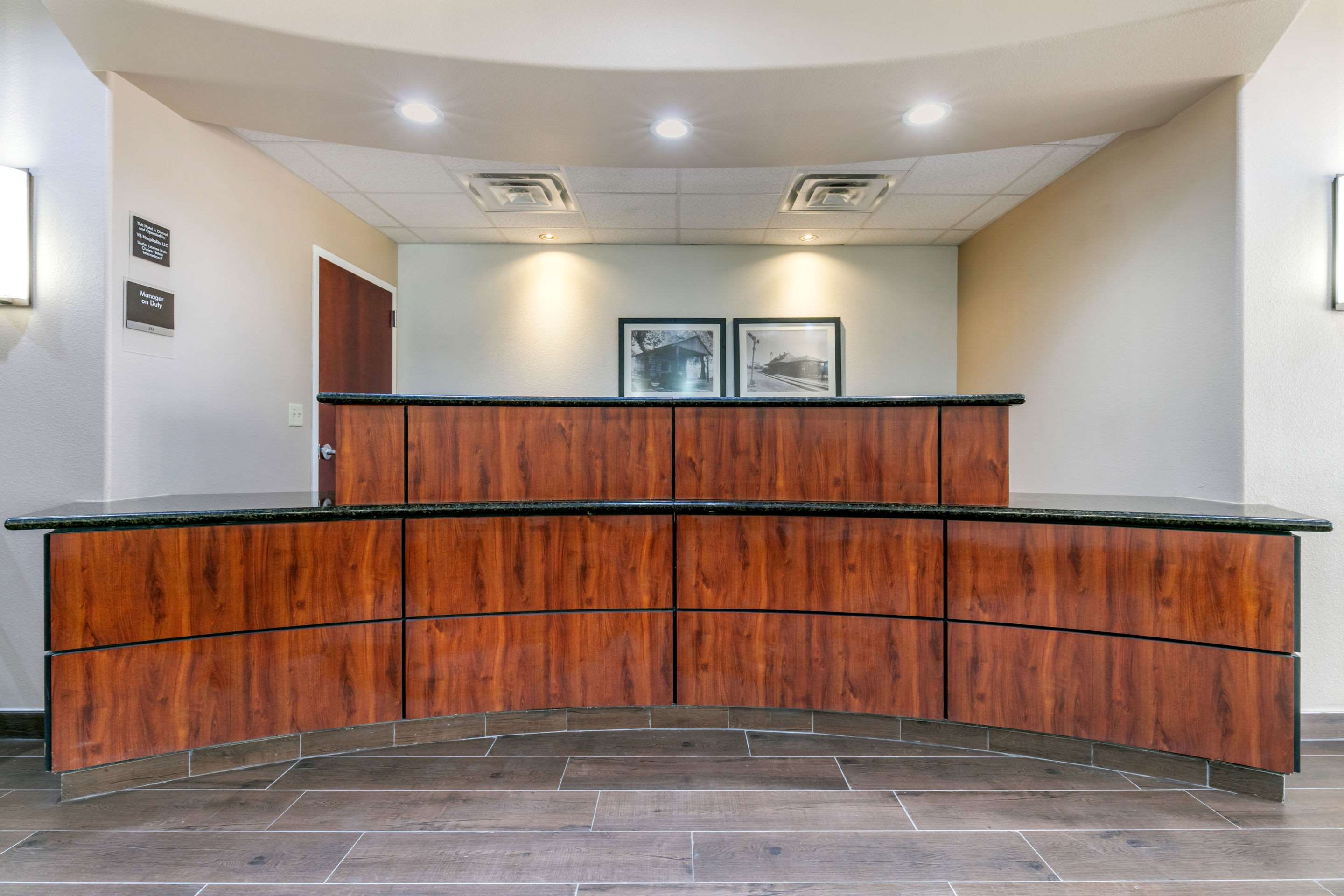 Front desk | Comfort Inn & Suites Van Buren - Fort Smith