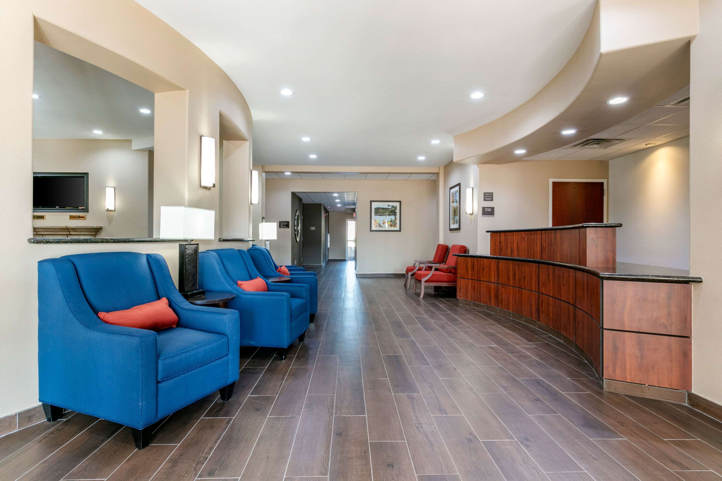 Hotel lobby | Comfort Inn & Suites Van Buren - Fort Smith