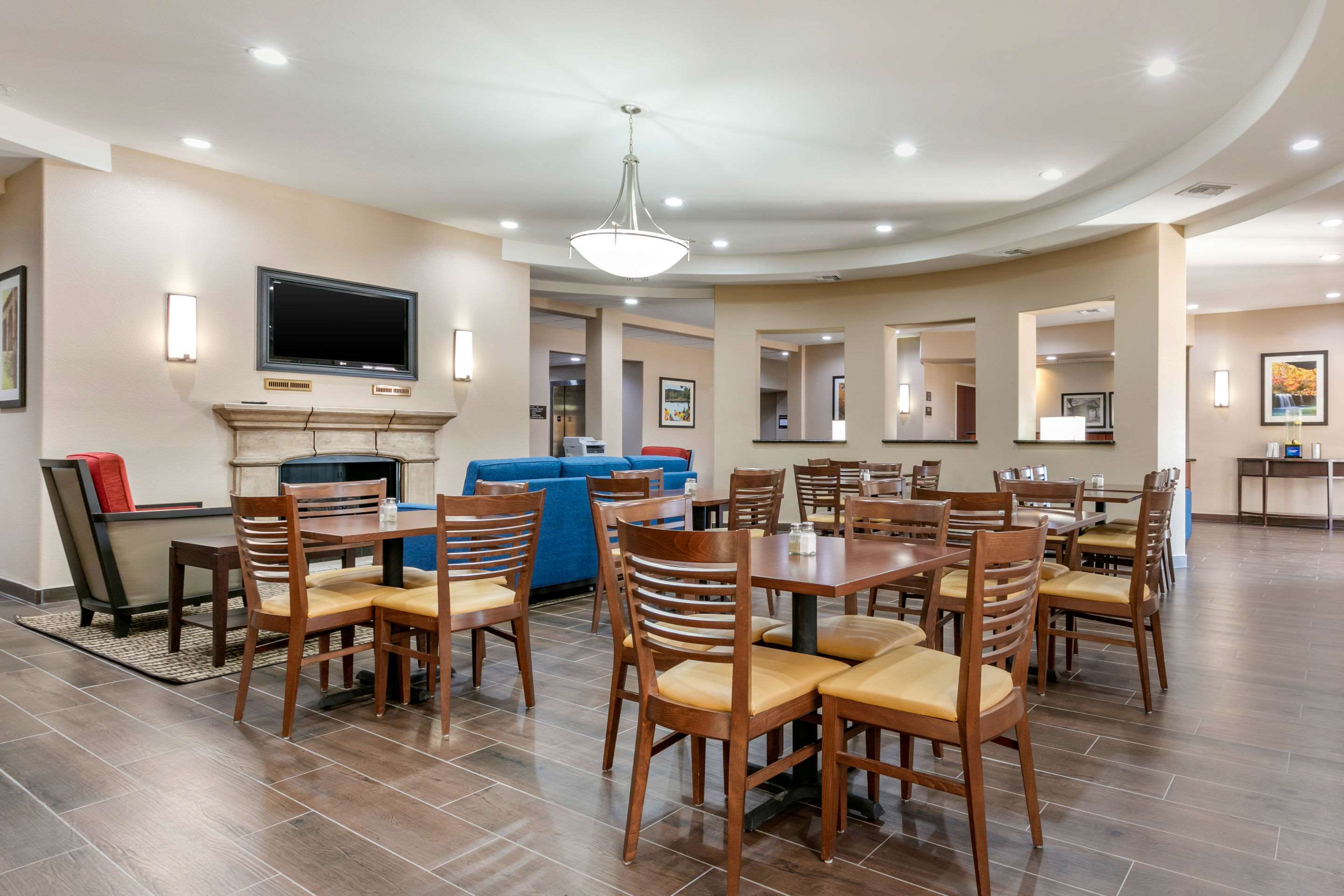 Breakfast area | Comfort Inn & Suites Van Buren - Fort Smith