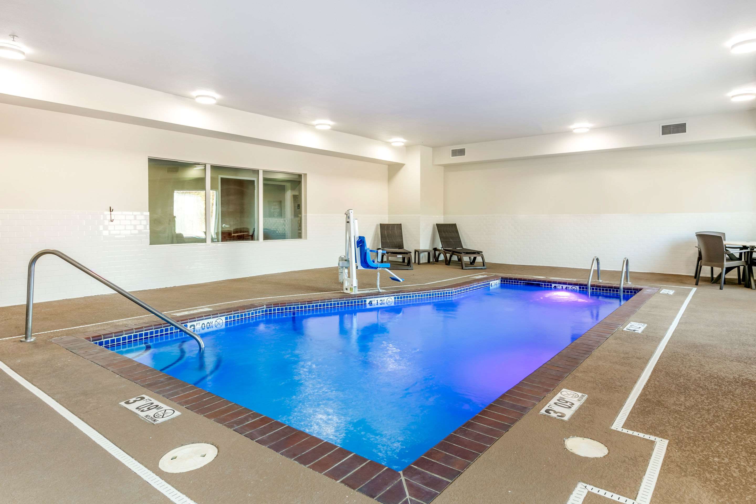 Indoor pool | Comfort Inn & Suites Van Buren - Fort Smith