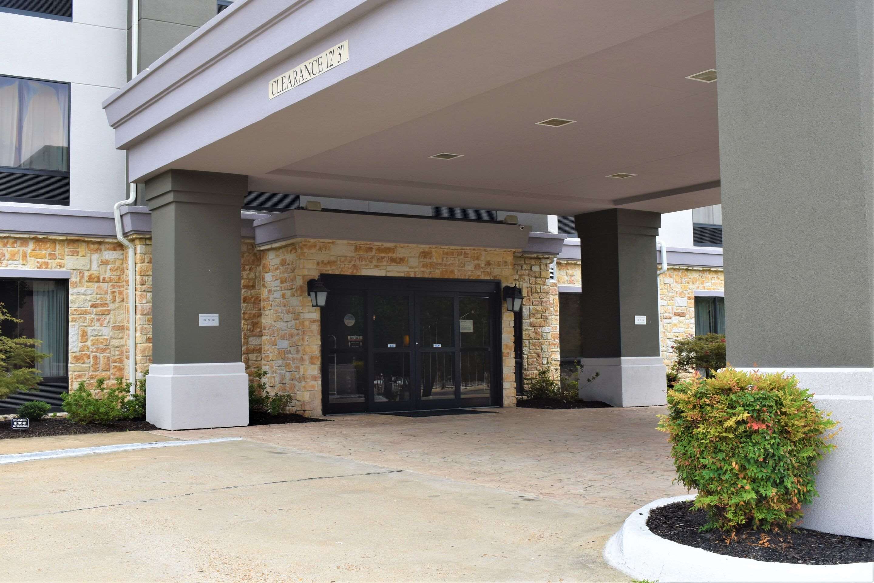 Hotel entrance | Comfort Suites Forrest City