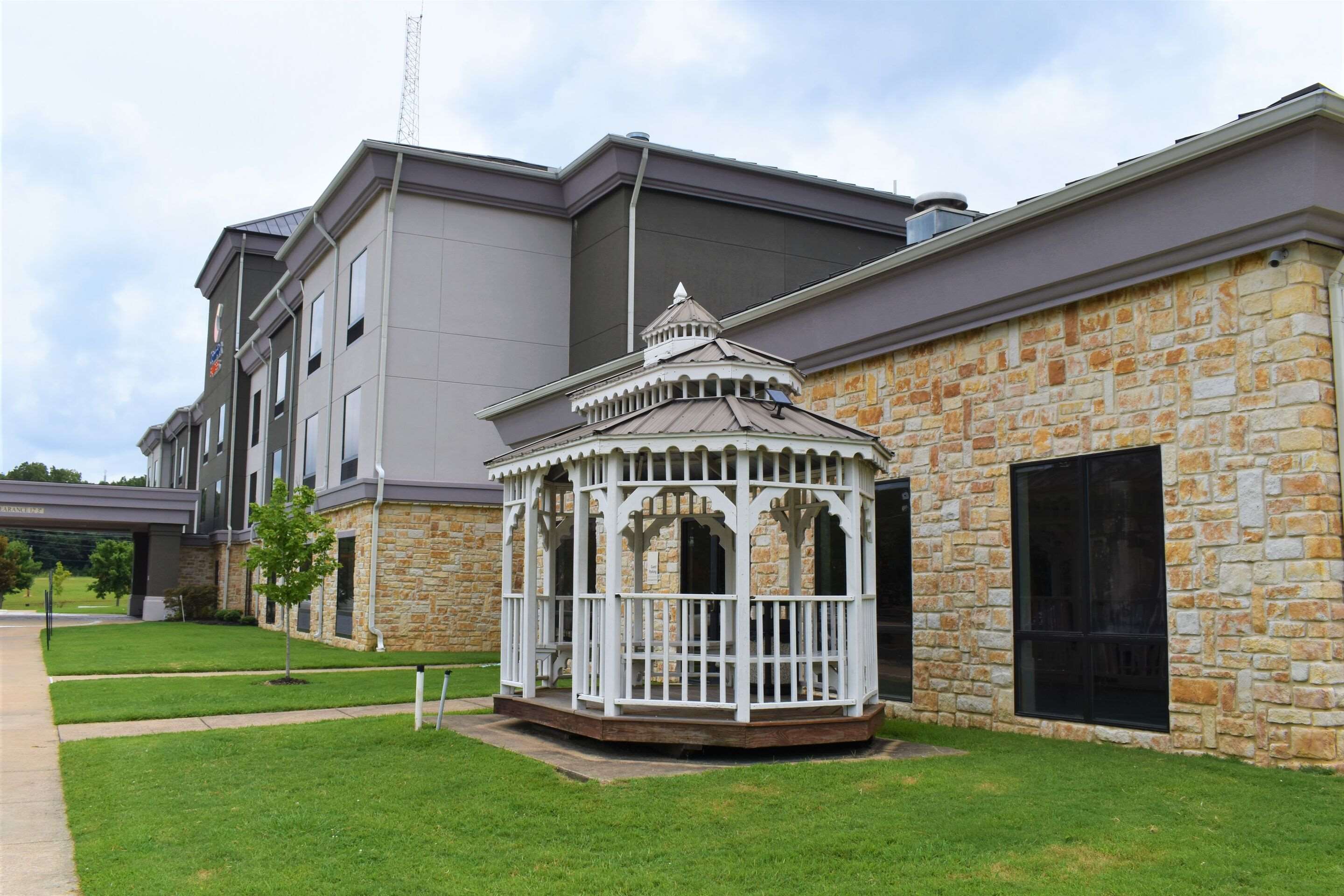 Hotel patio | Comfort Suites Forrest City