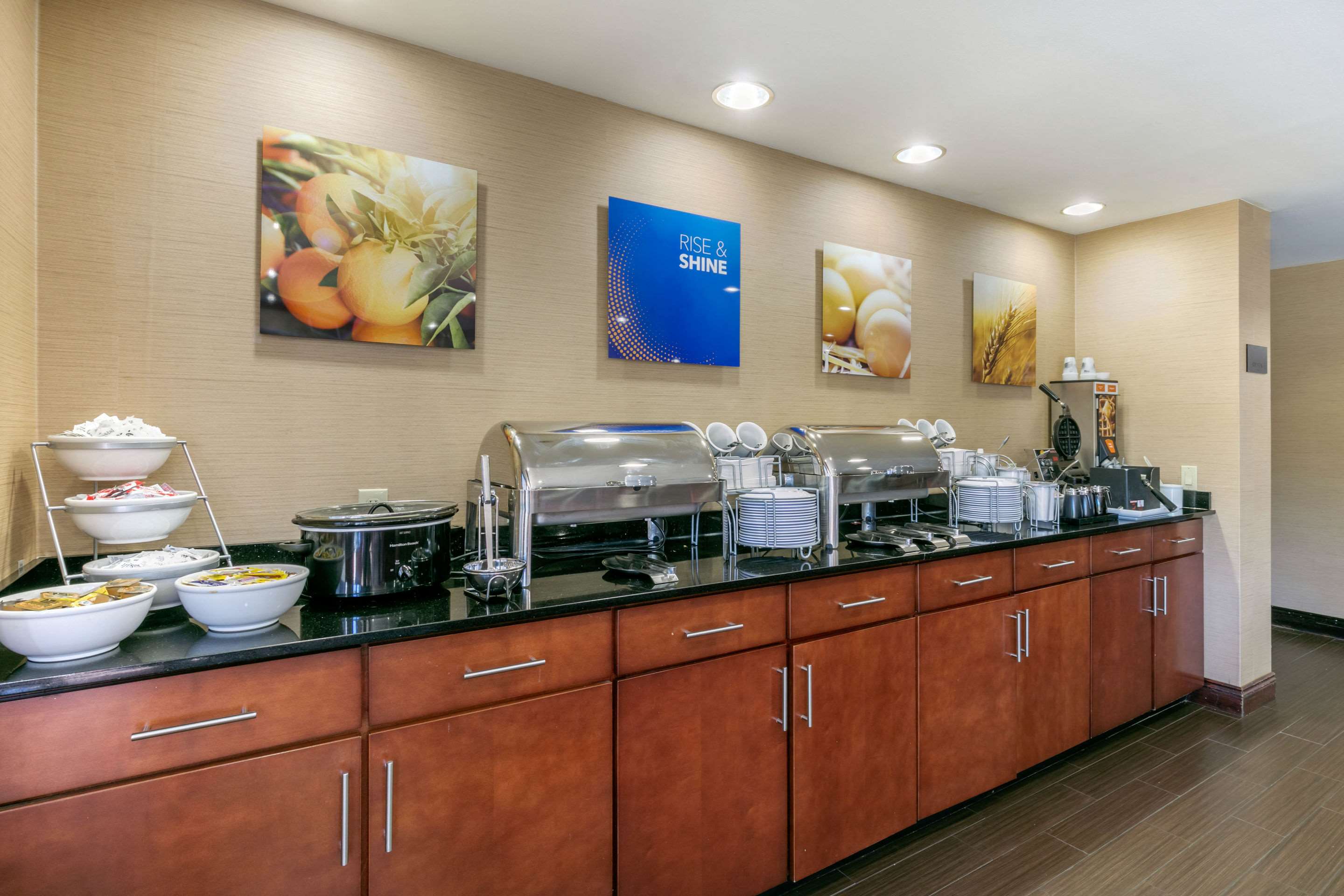 Breakfast area | Comfort Suites Forrest City