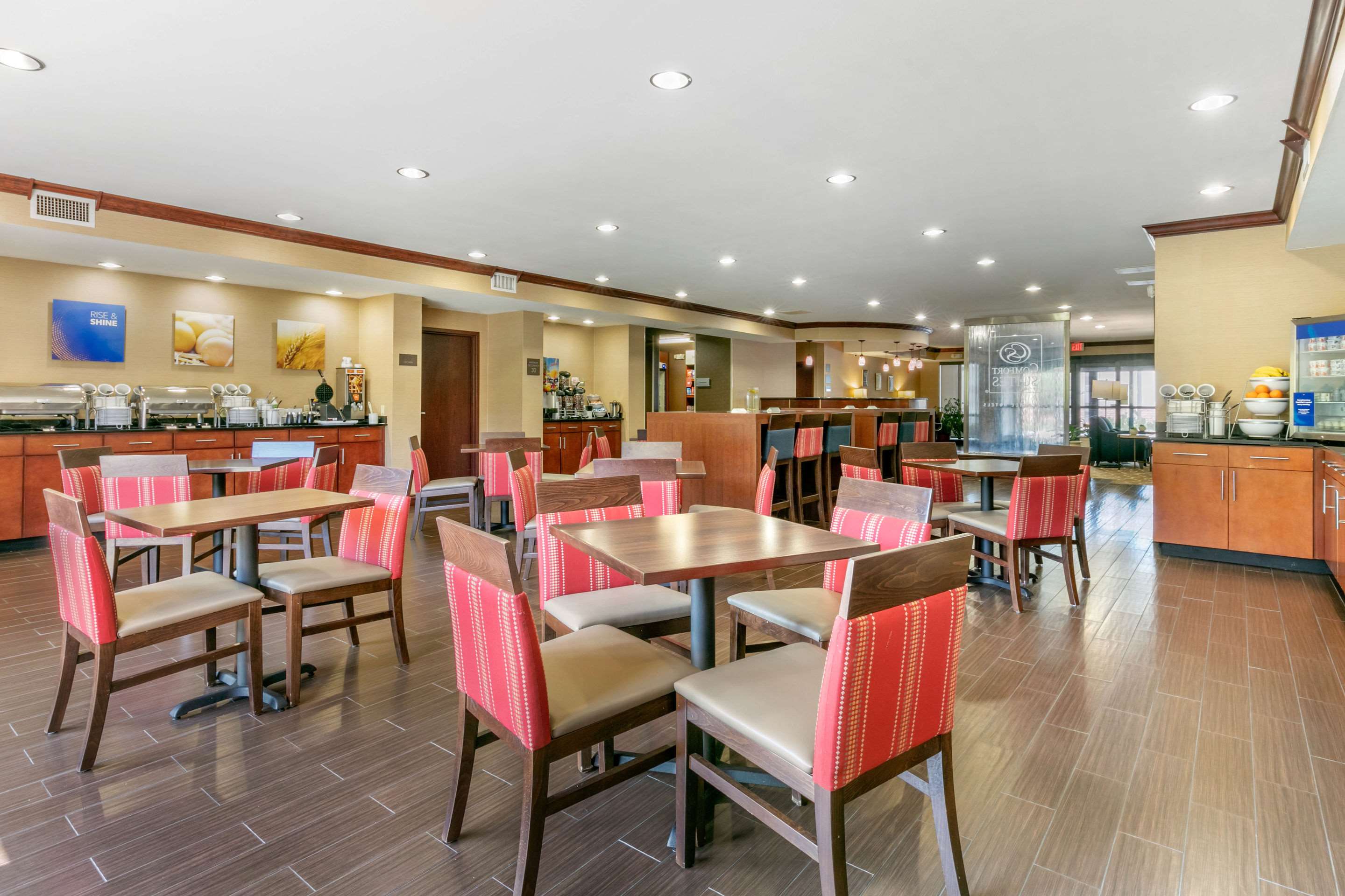 Breakfast area | Comfort Suites Forrest City