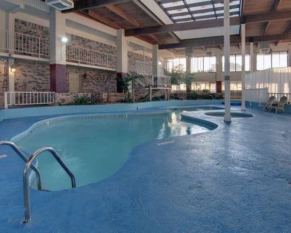 Pool - Econo Lodge Conference Center El Dorado