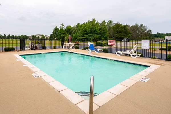 Pool - Econo Lodge Inn & Suites Searcy