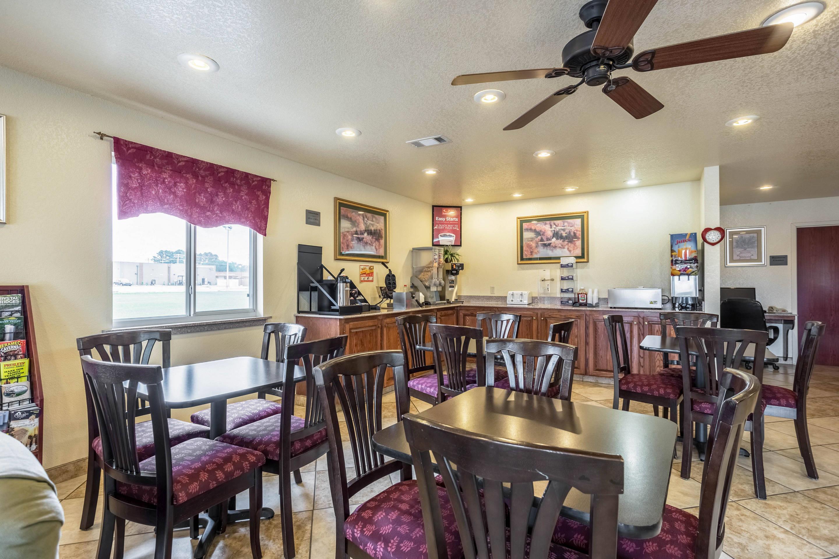 Enjoy breakfast in this seating area | Econo Lodge Inn & Suites Searcy