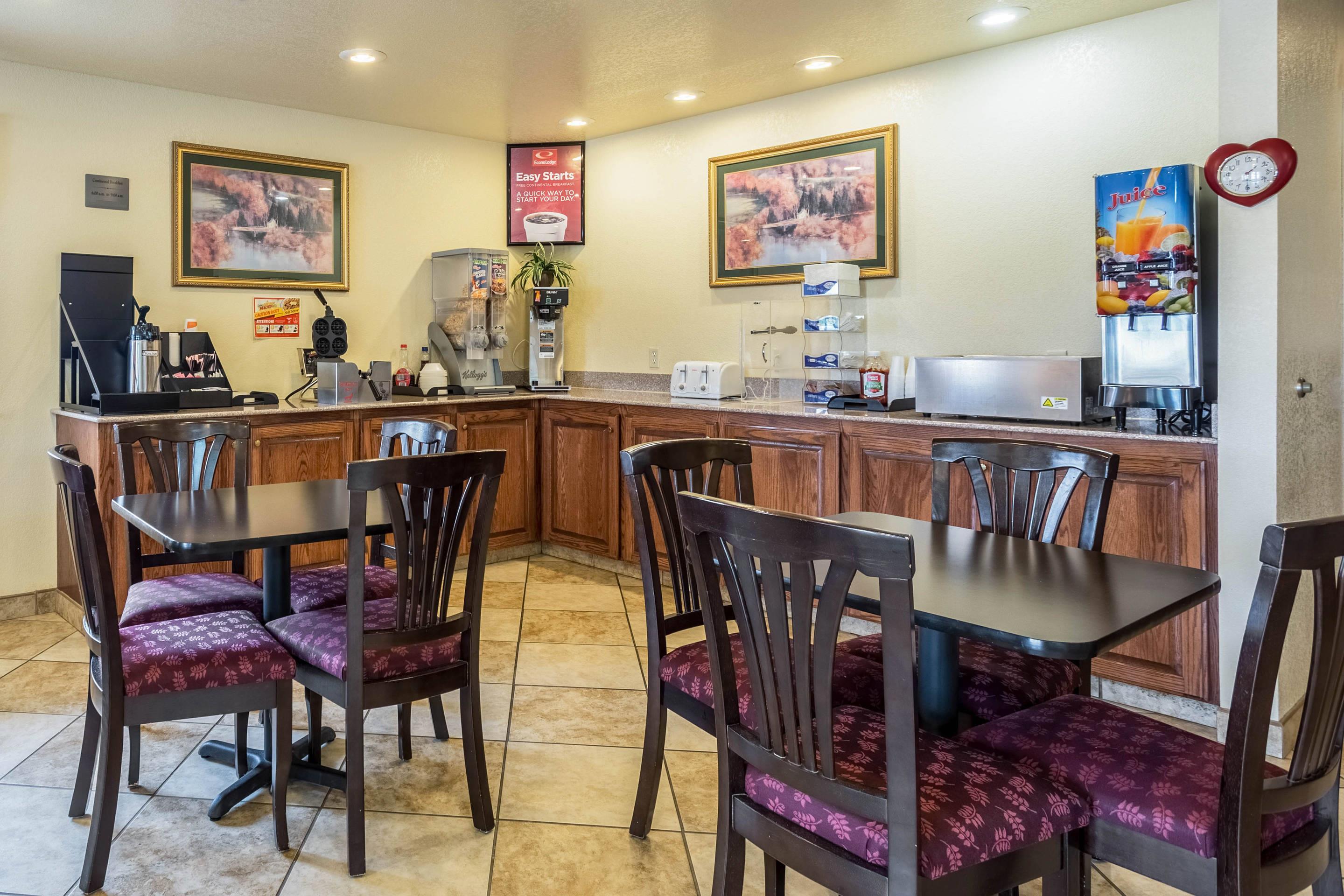 Free breakfast | Econo Lodge Inn & Suites Searcy