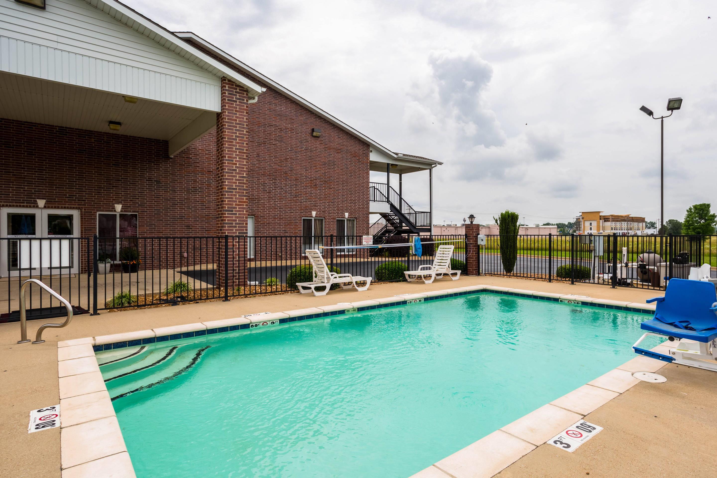 Outdoor pool | Econo Lodge Inn & Suites Searcy