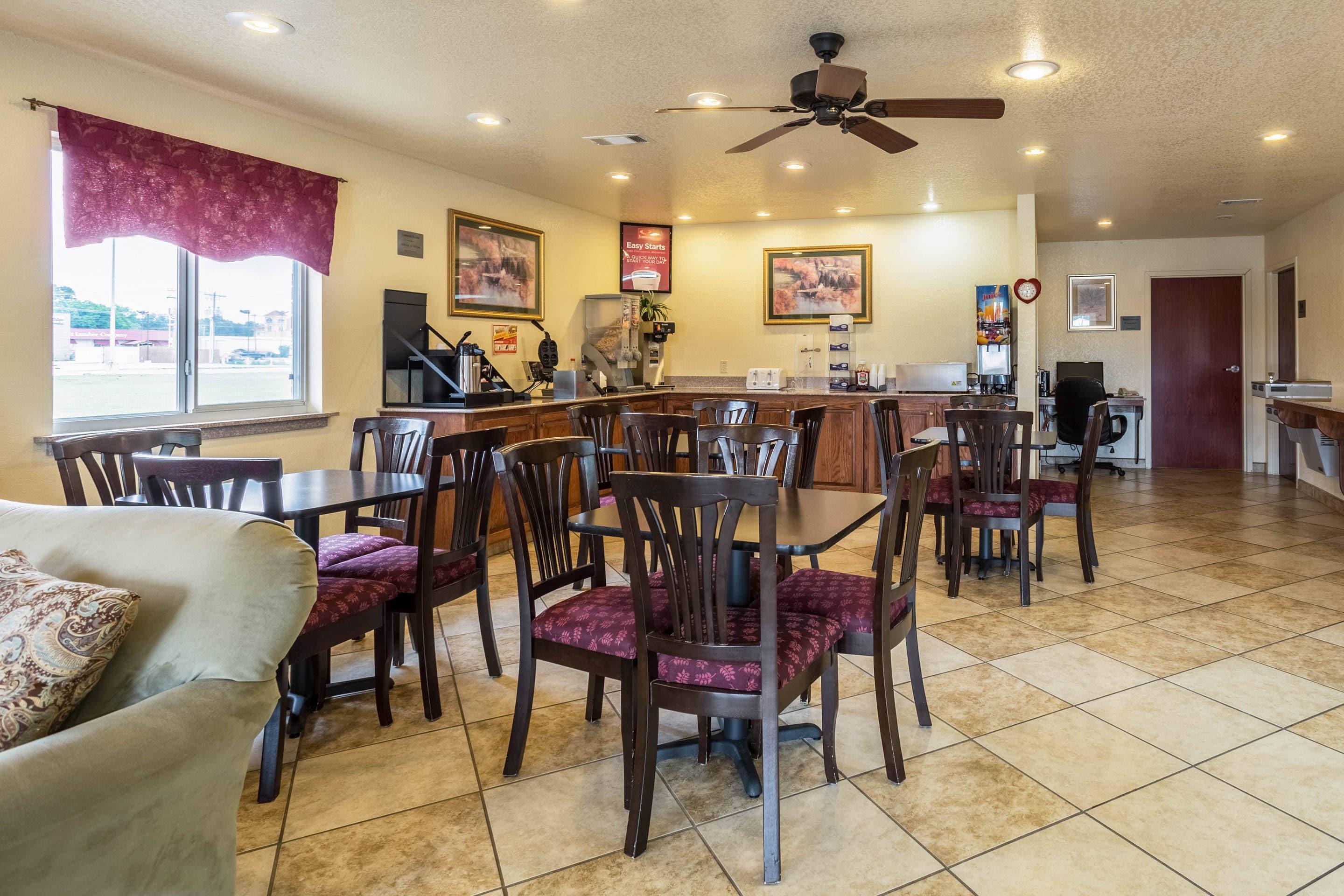 Breakfast area | Econo Lodge Inn & Suites Searcy