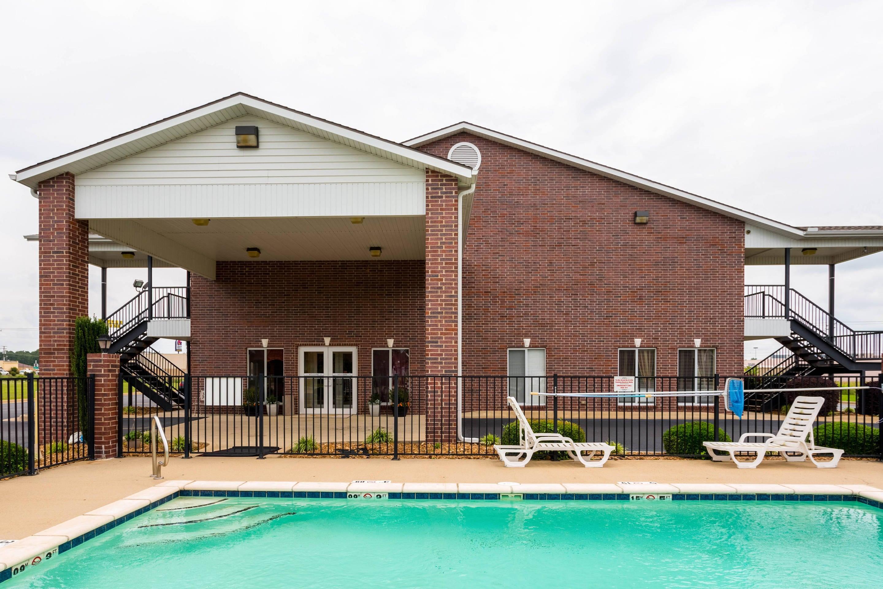 Outdoor pool | Econo Lodge Inn & Suites Searcy
